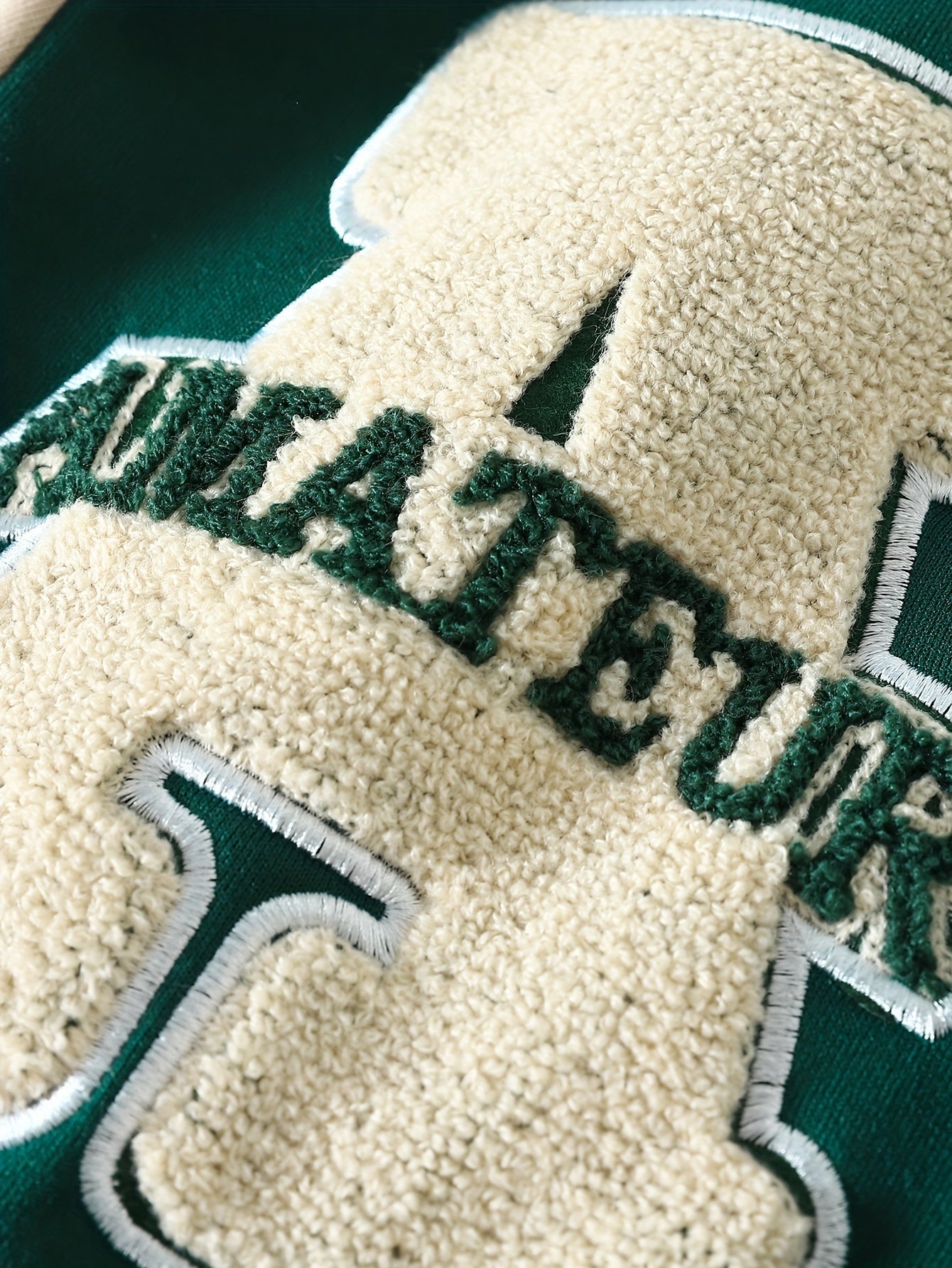Herrset i universitetsstil varsity, avslappnad sportjacka och byxor, trendig
