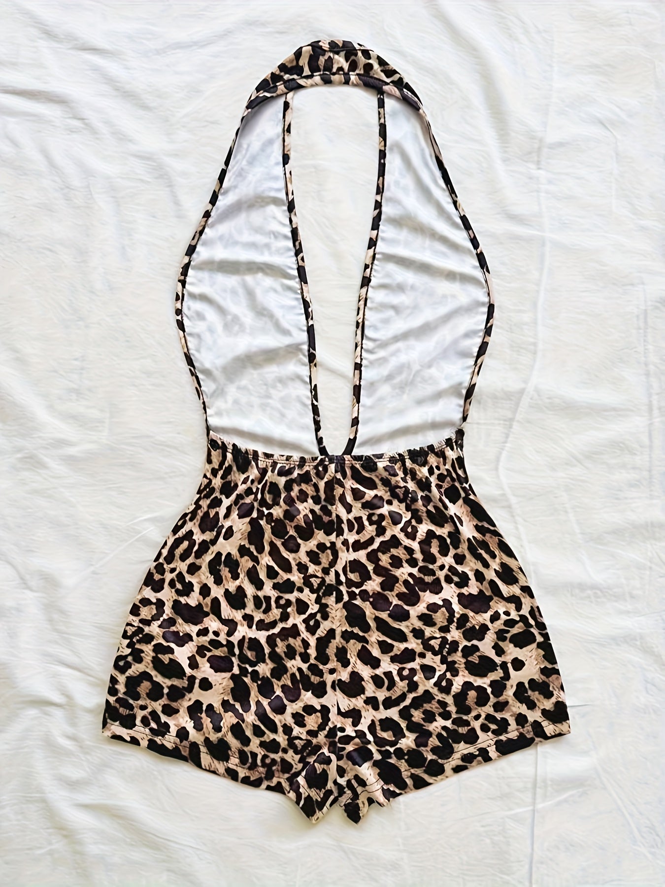 Combinaison short une pièce femme style animalier, décolleté plongeant, tendance été, idéale plage et vacances
