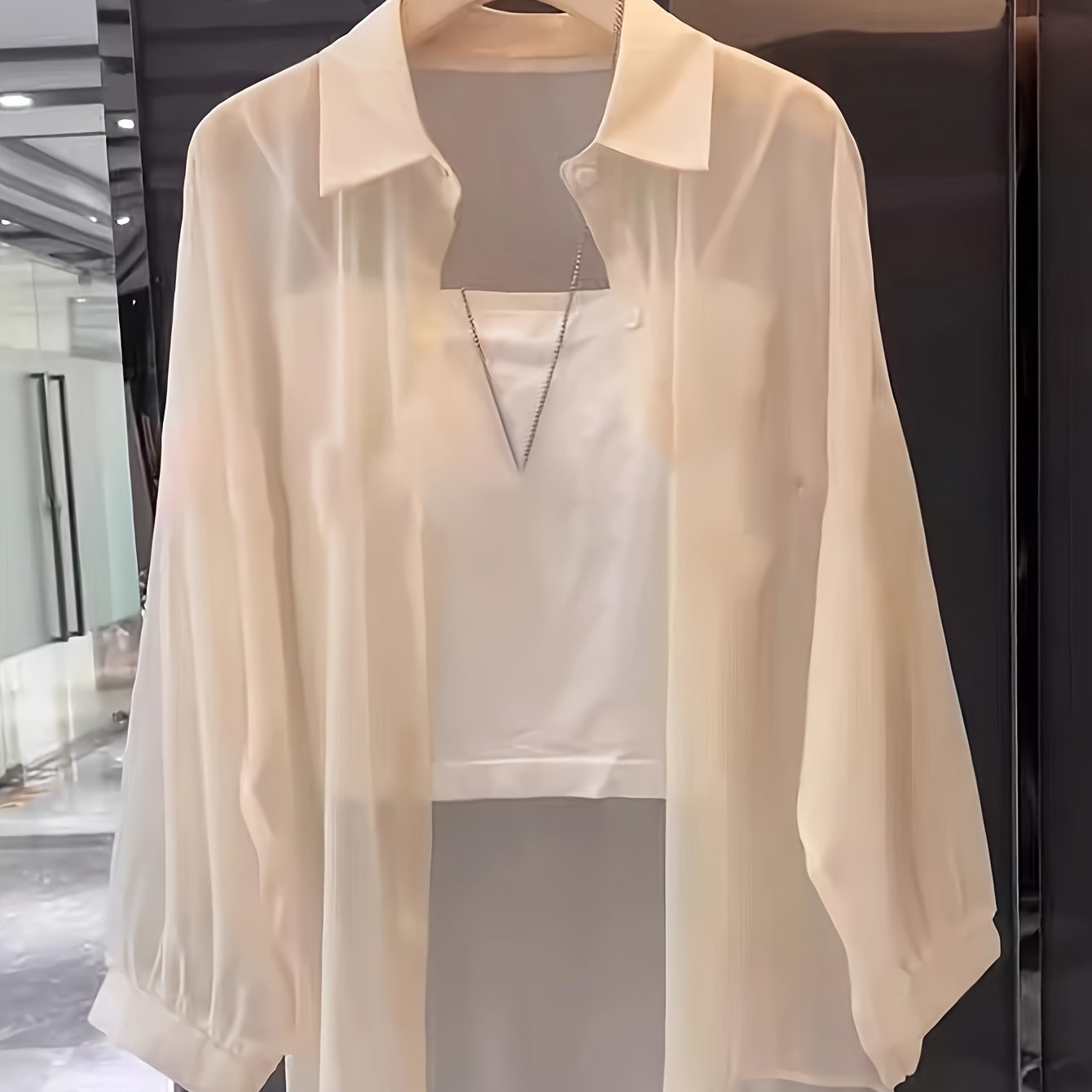 Løs transparent skjorte med undertrøje – Kvinde – Moderne stil til elegante lag-på-lag looks