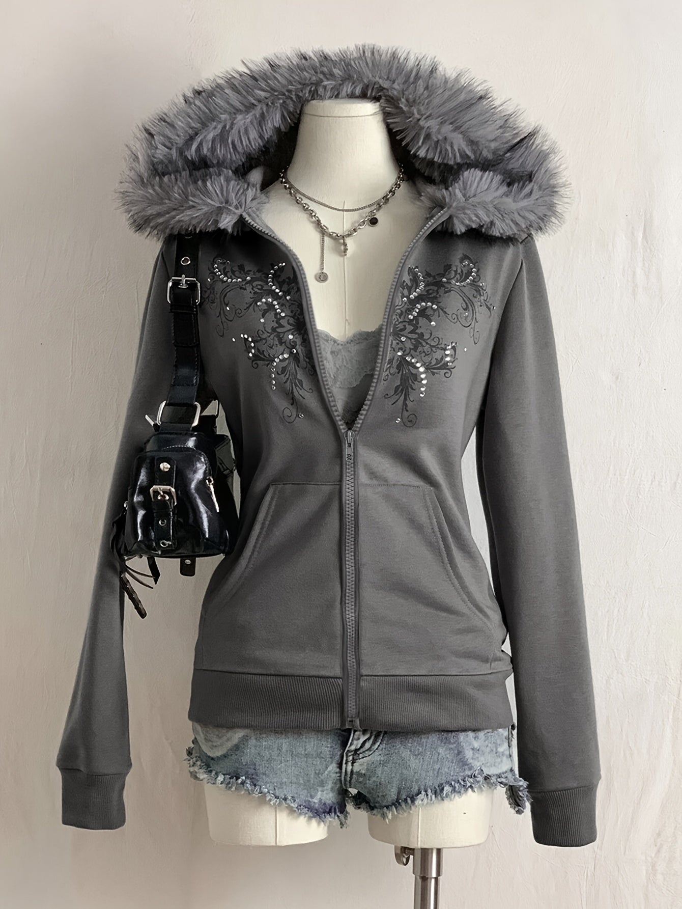 Veste à capuche grise pour femme avec bordure en fausse fourrure et motif brodé