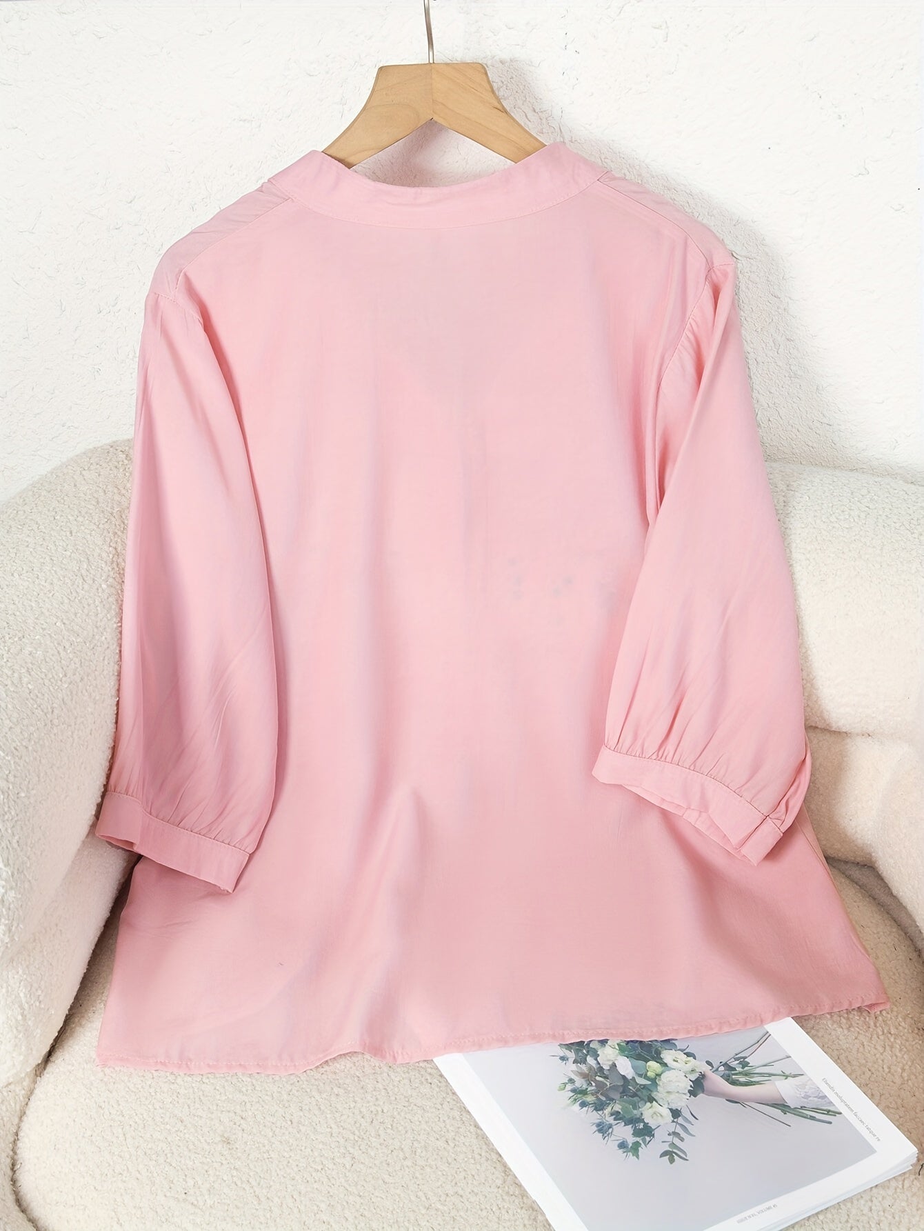 Elegant damebluse med blomsterbroderi i sommerstil til kontor eller udflugt