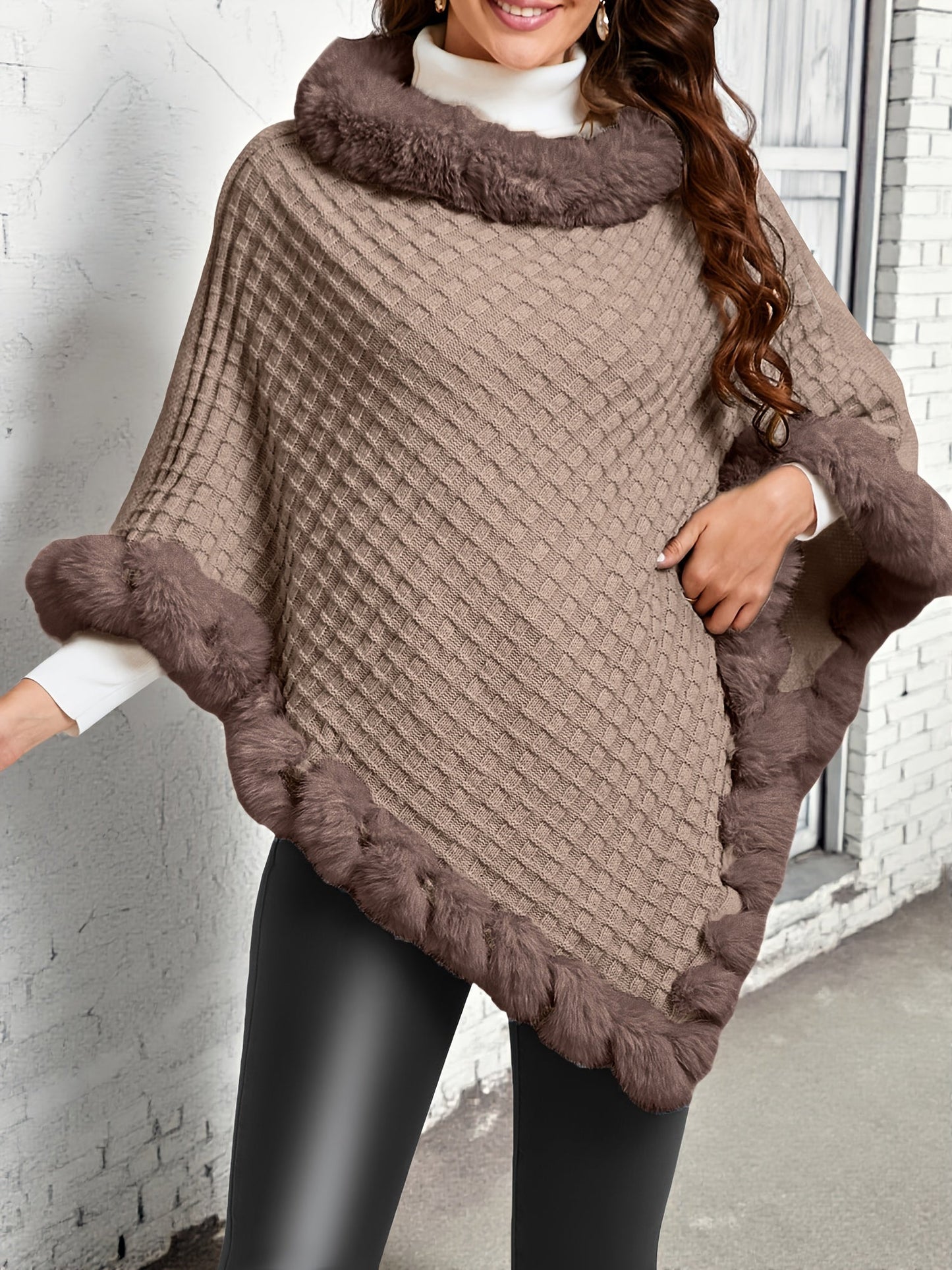 Poncho Femme Tricoté Motif Losanges Gris avec Bordure en Fausse Fourrure