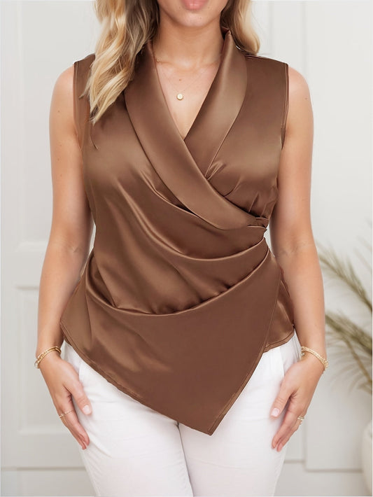 Elegant ærmeløs damebluse med krydset hals og asymmetrisk design til kontor eller udgang