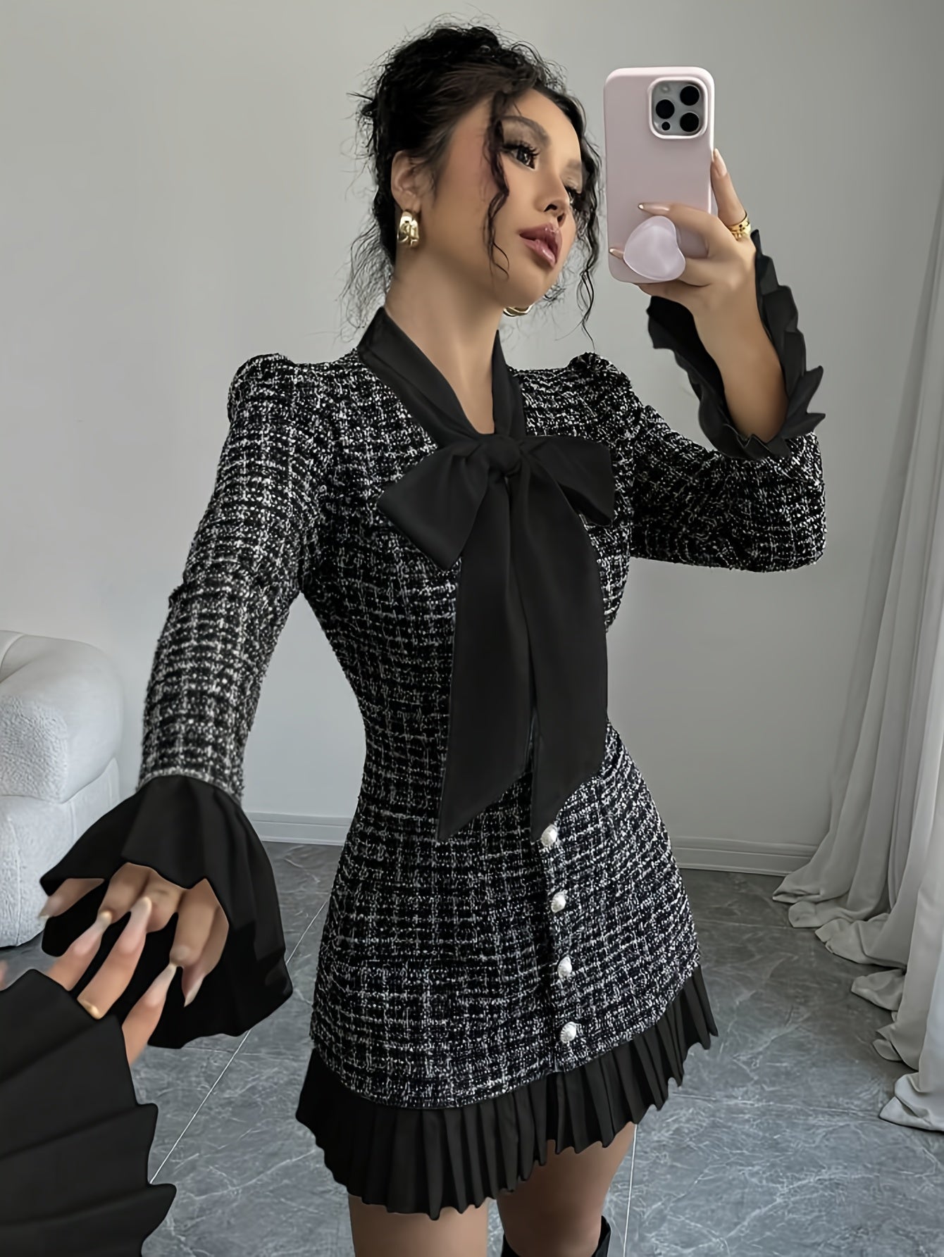 Robe courte Femme motif écossais noir et blanc avec nœud lavallière et jupe plissée