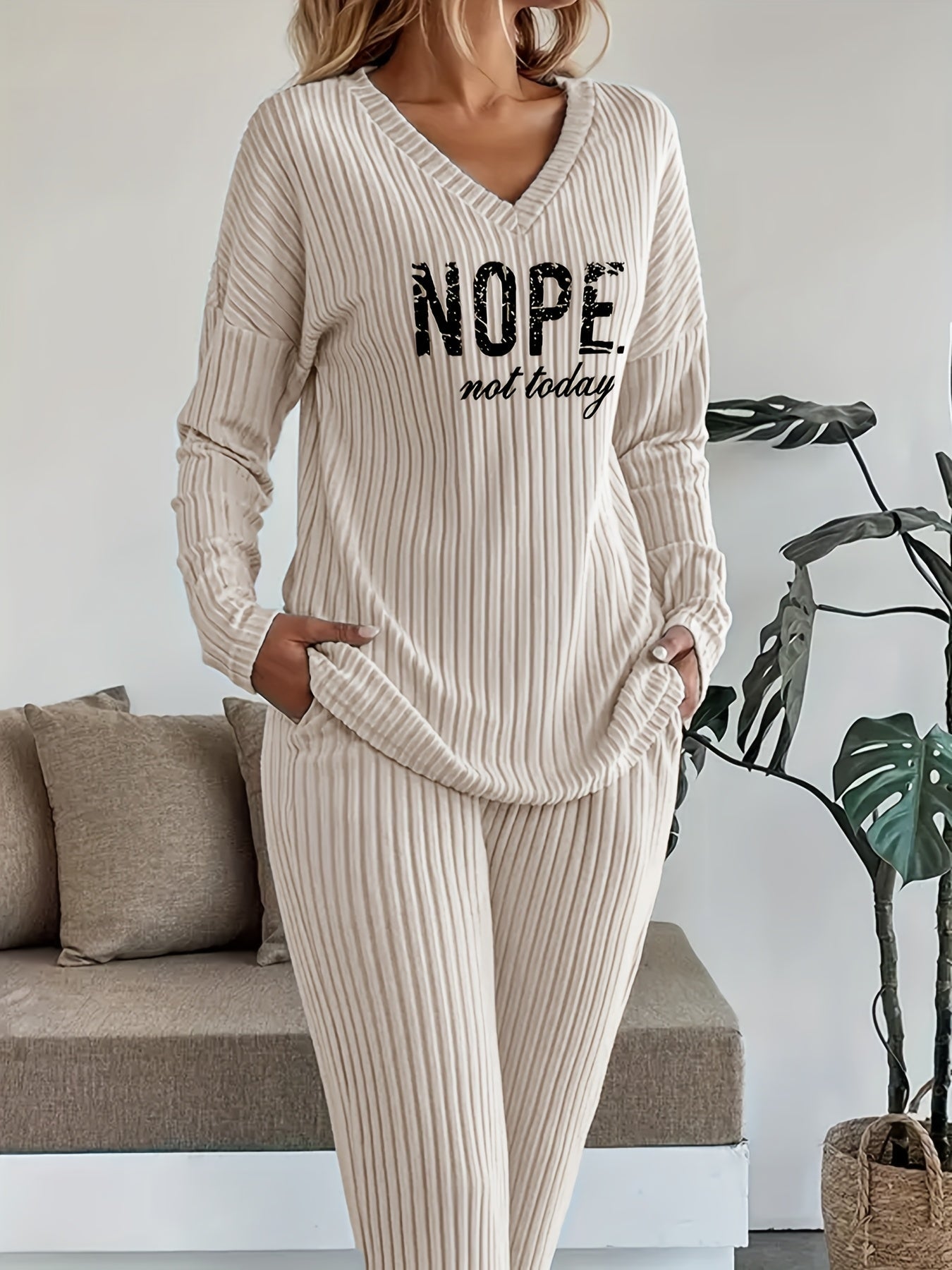 Ensemble côtelé Femme avec inscription "NOPE not today", col en V et pantalon large