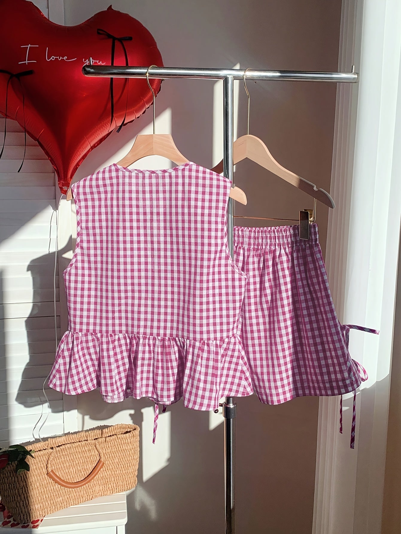 Ensemble coordonné femme style décontracté à rayures avec top sans manches à volants et short taille haute
