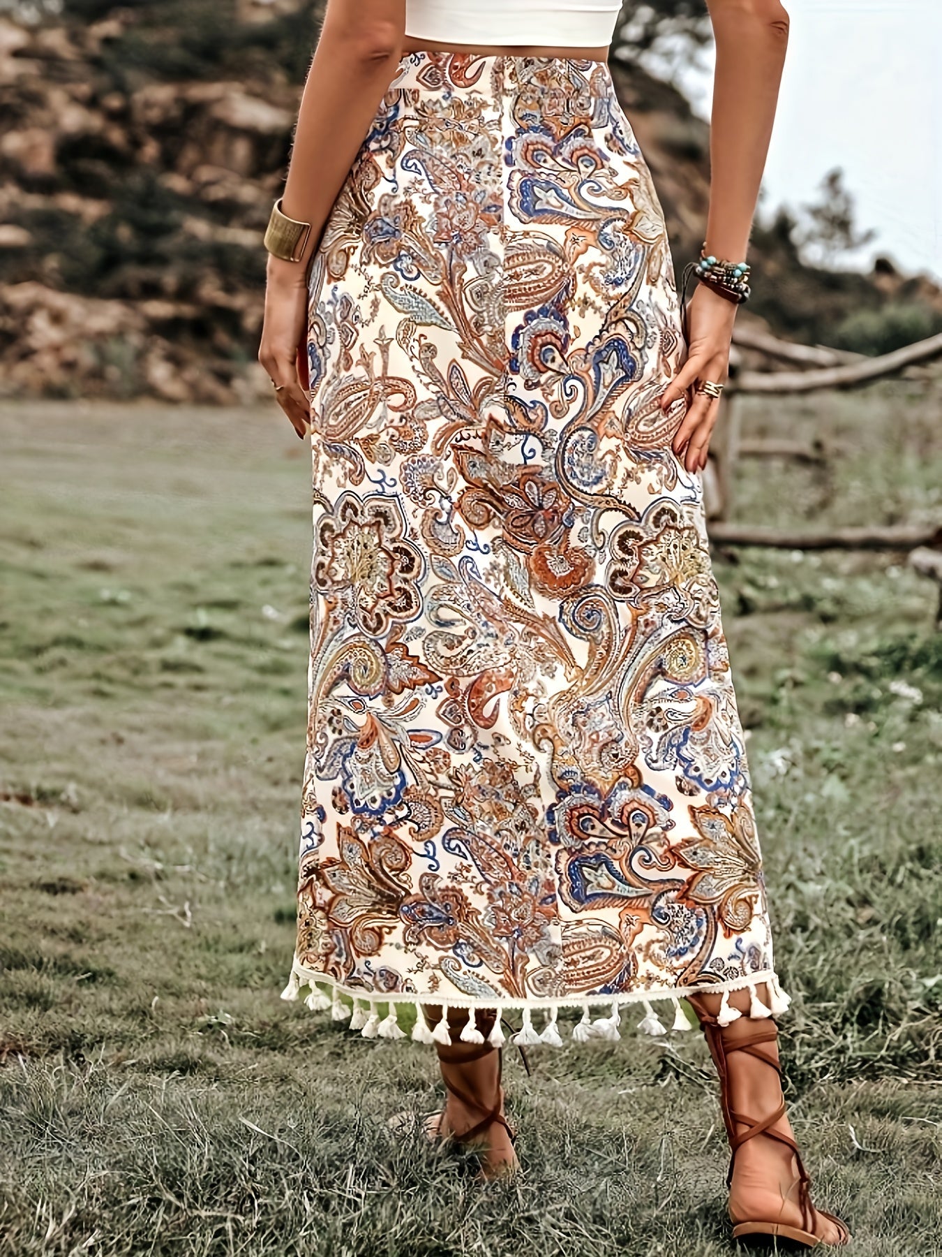 Falda cruzada bohemia para mujer estilo midi con estampado paisley y detalle de pompones para verano y vacaciones