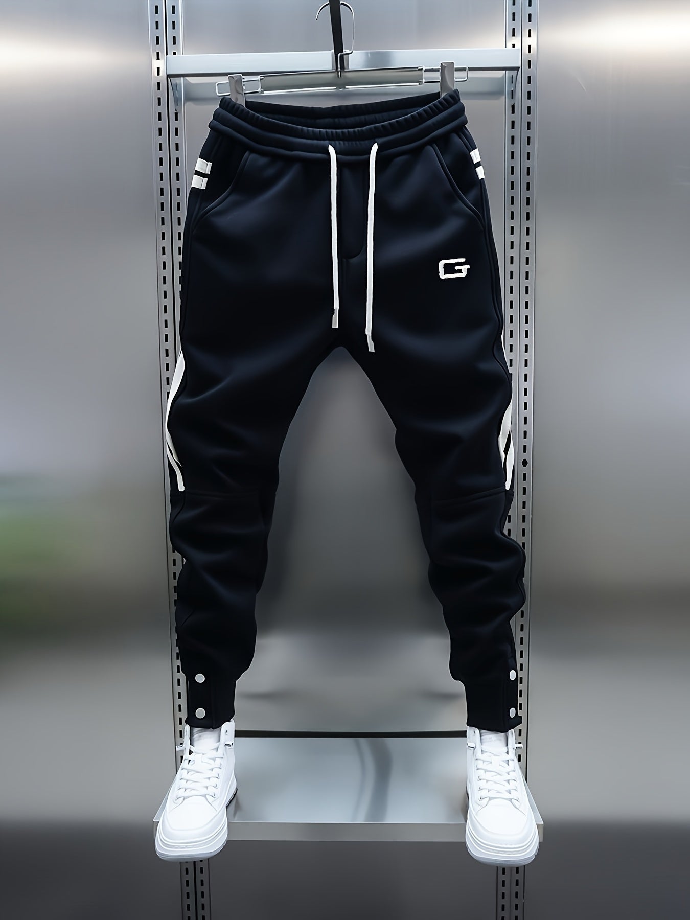 Pantalon de jogging homme avec cordon de serrage, rayures latérales et boutons pression, coupe fuselée