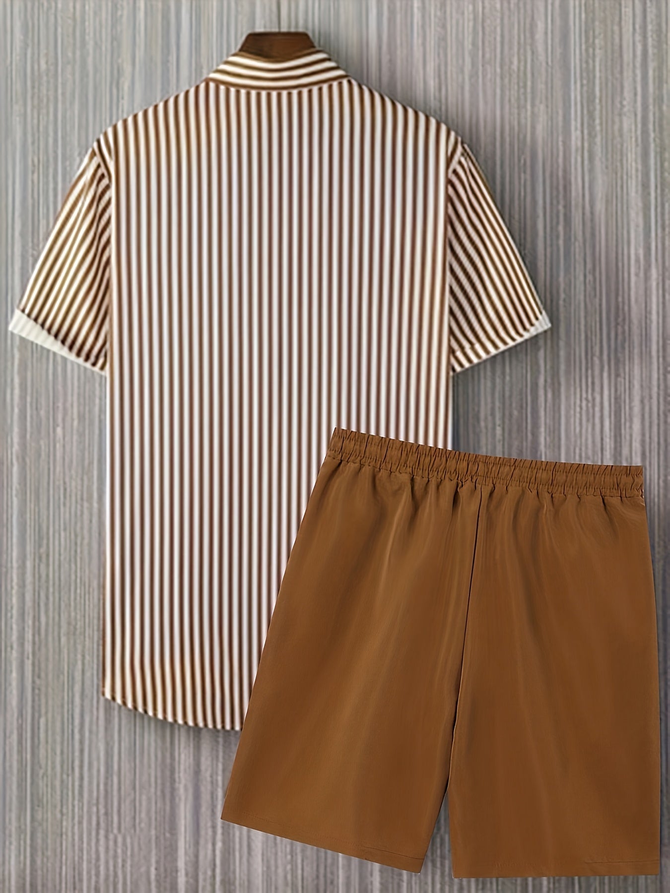Avslappnad herroutfit med ränder, modern stil, perfekt för sommaren och semestern