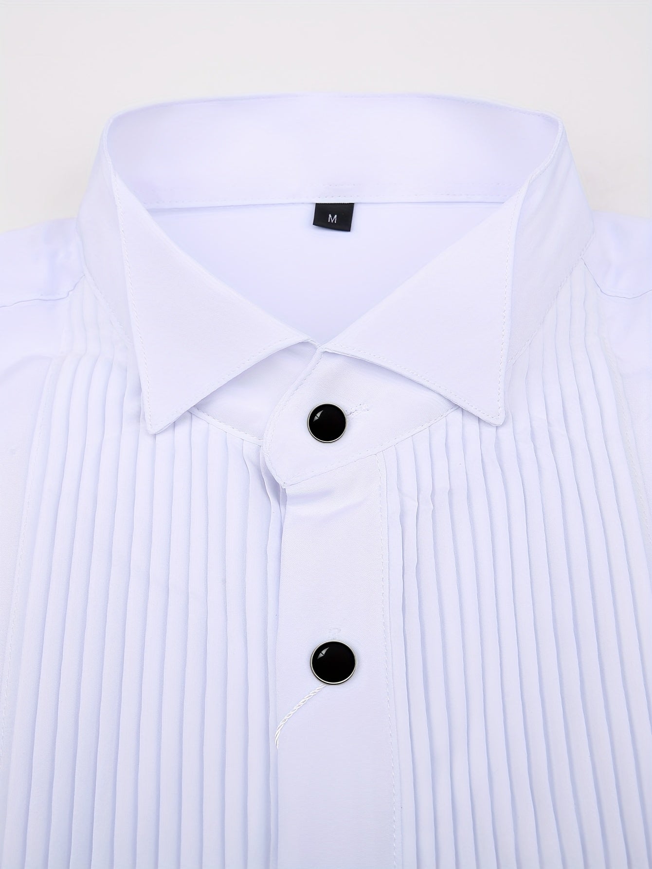 Chemise habillée homme blanche avec plastron plissé et boutons noirs