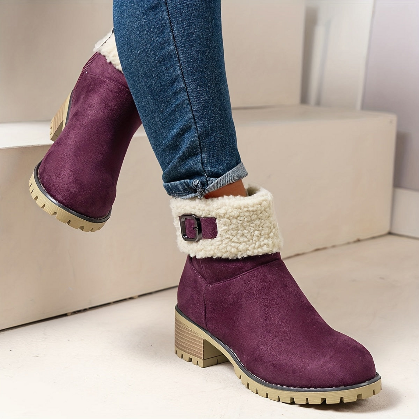 Bottines femme doublées imitation fourrure avec boucle décorative et semelle crantée à talon bloc