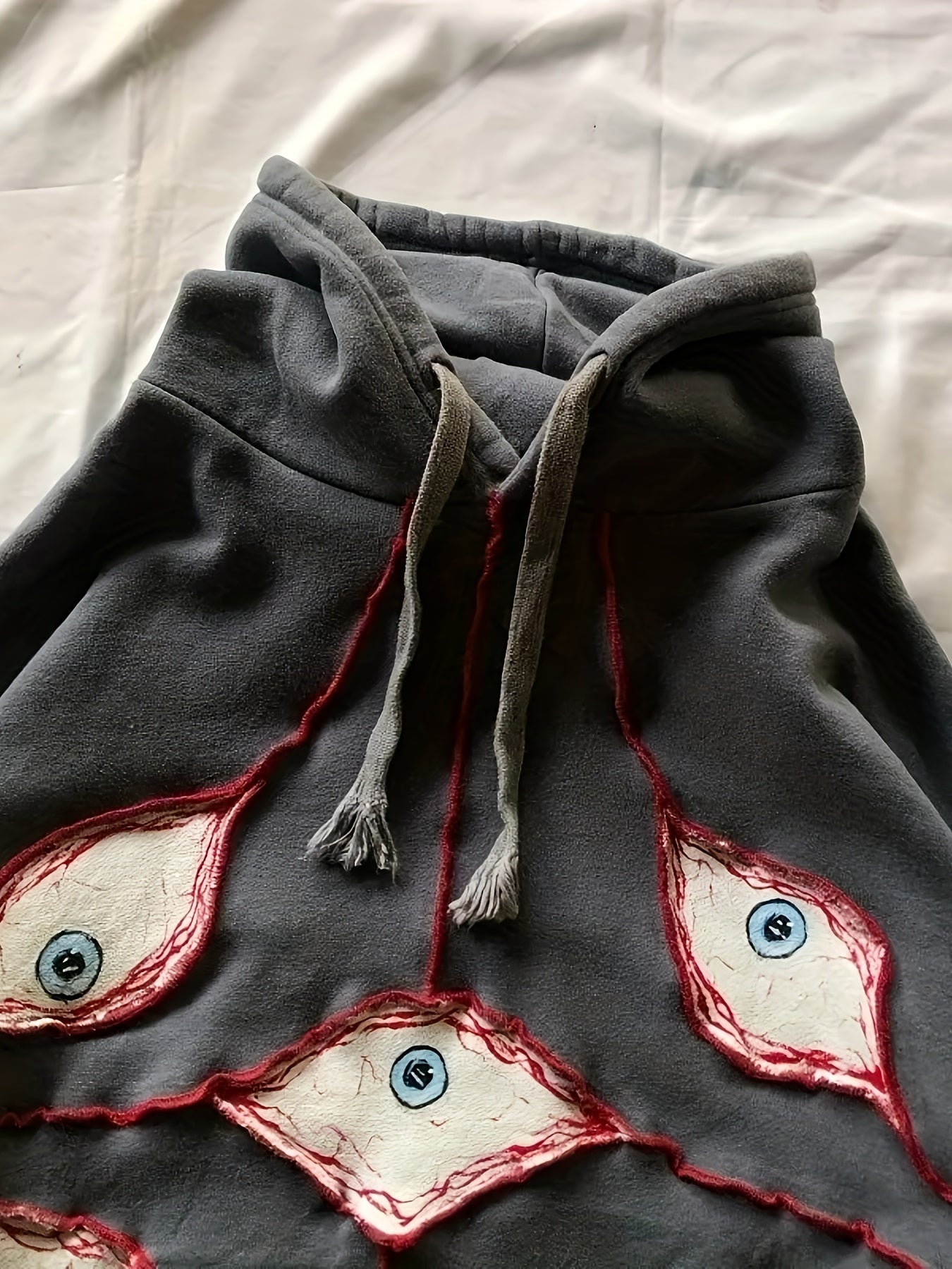 Sweat à Capuche Gris Anthracite Ample avec Motifs Yeux Stylisés