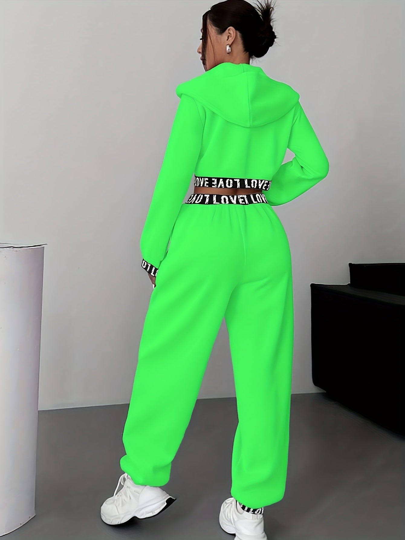Ensemble survêtement femme crop top à capuche et pantalon large couleur unie