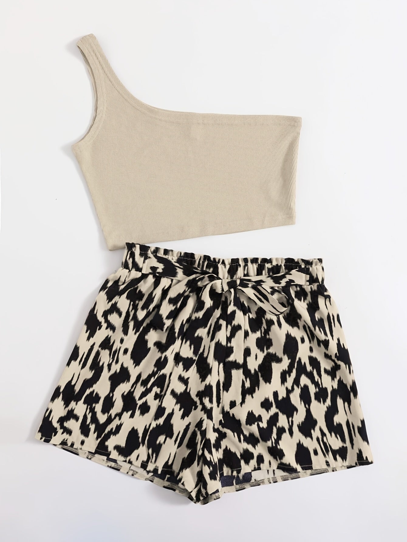 Ensemble femme élégant tendance – Top asymétrique et short imprimé léopard, style estival