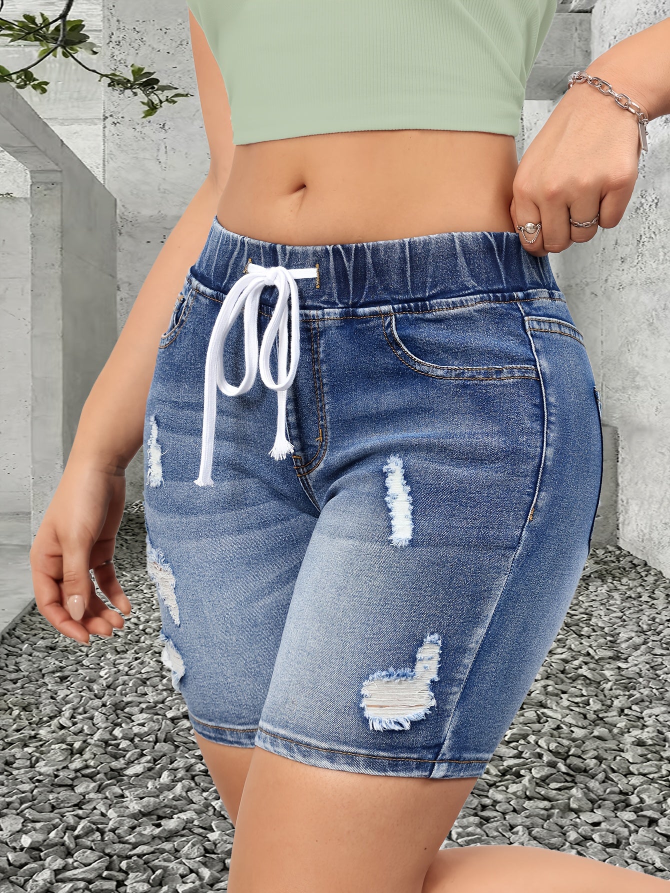 Short bermuda décontracté pour femme à taille élastique et détails usés – Idéal été et plage