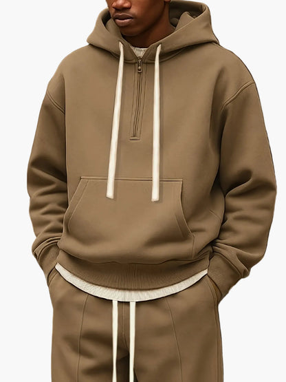 Męski zestaw casual w stylu streetwear z kapturem i spodniami – idealny strój na czas wolny i relaks