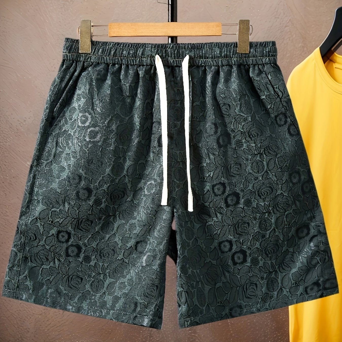 Krótki męski t-shirt w nowoczesny kwiatowy wzór, styl casual na lato