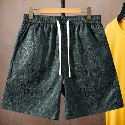 Krótki męski t-shirt w nowoczesny kwiatowy wzór, styl casual na lato