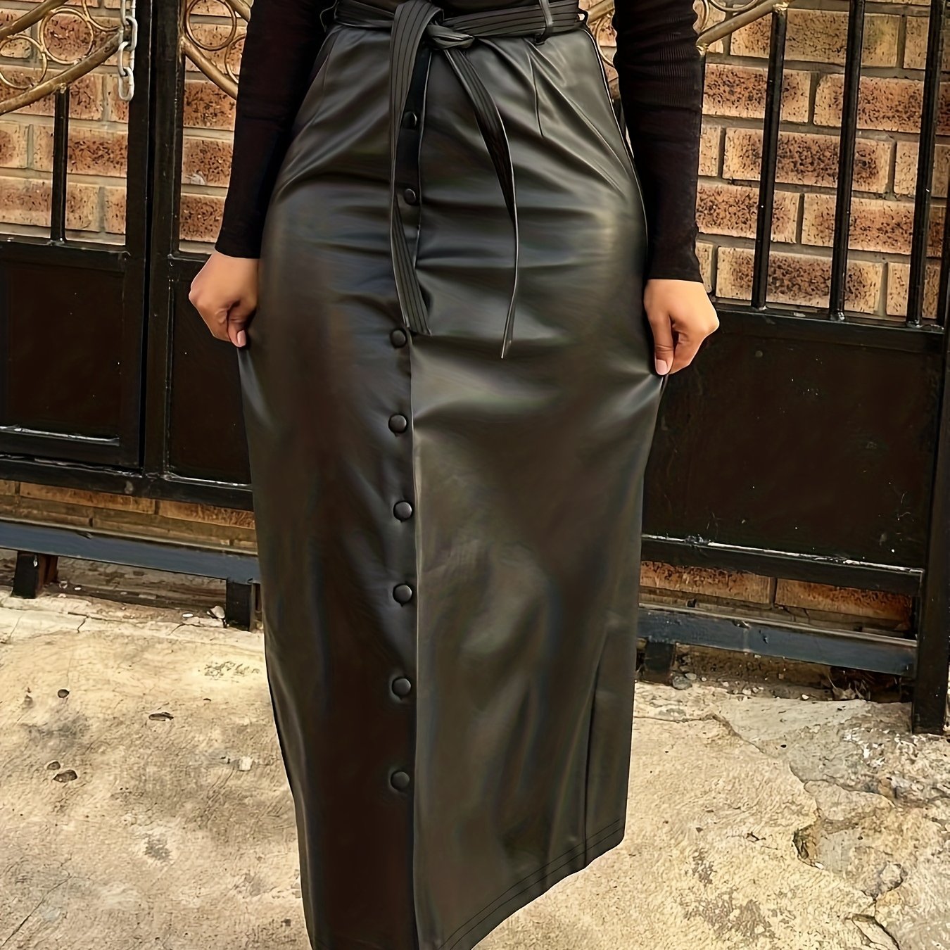 Jupe longue femme noire aspect cuir boutonnée devant avec ceinture à nouer