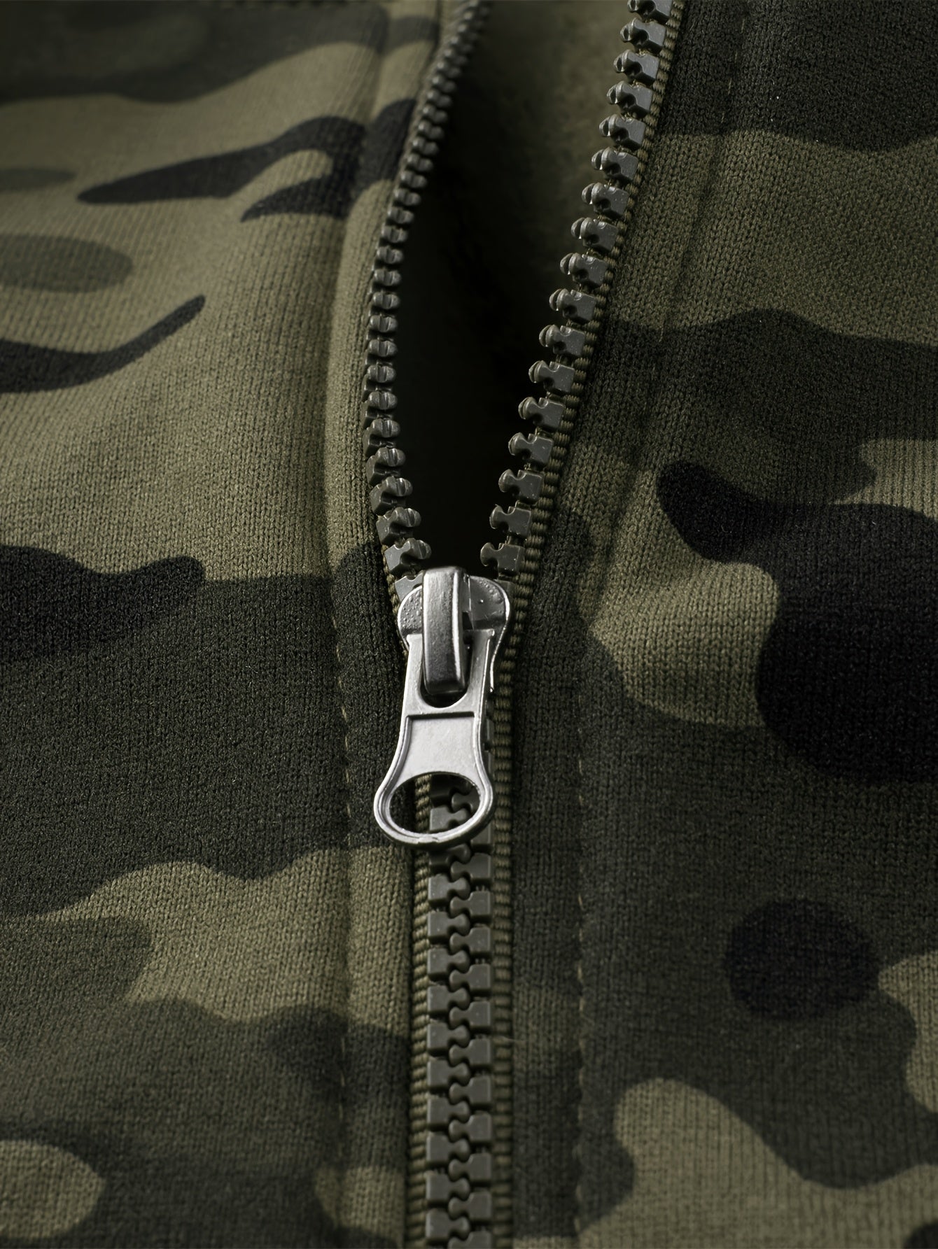 Ensemble survêtement camouflage kaki et noir homme avec veste à capuche zippée