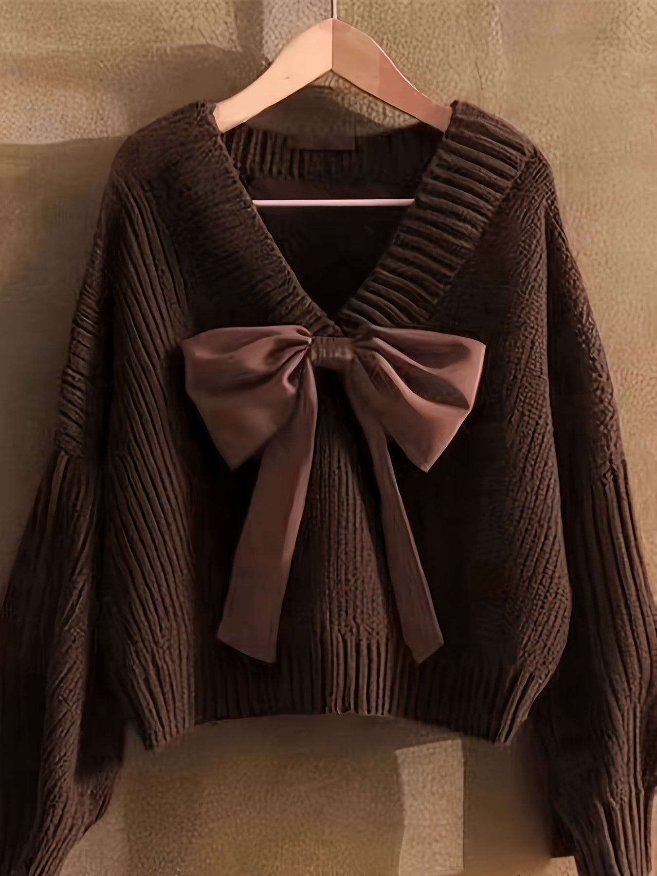 Pull en maille côtelée col V avec grand nœud décoratif pour femme