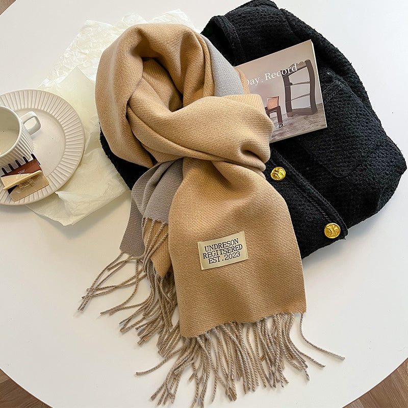 Mjuk scarf med fransar i enfärgade eller tvåfärgade varianter