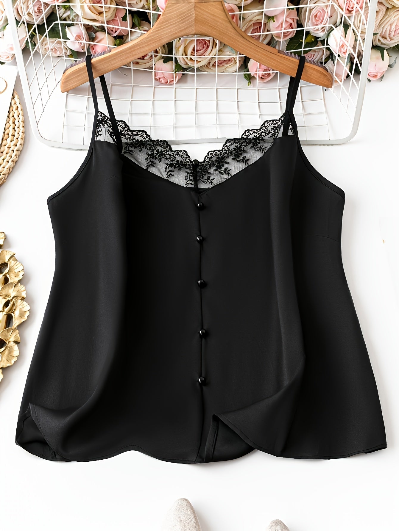 Damski top na cienkich ramiączkach z guzikami i koronką – Stylowy i elegancki na każdą okazję