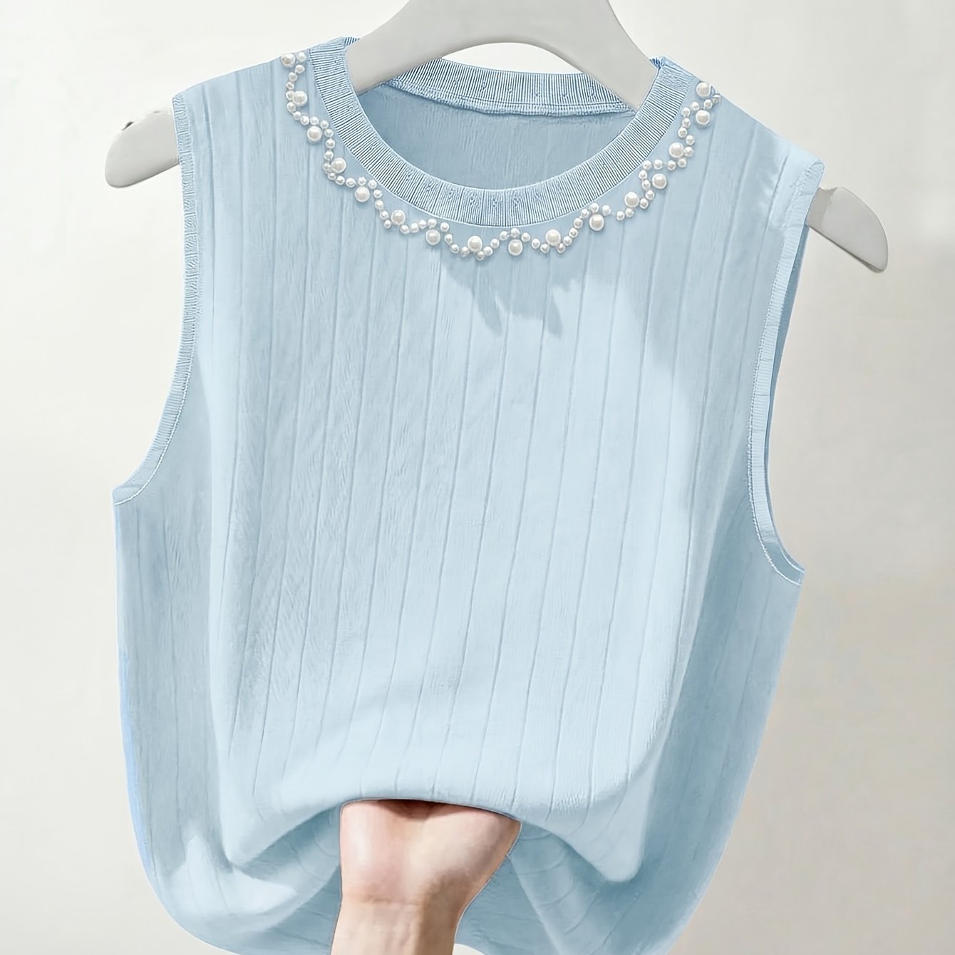 Elegante dames mouwloze top met parelmoerlook en ronde hals, geschikt voor uitgaan of kantoor