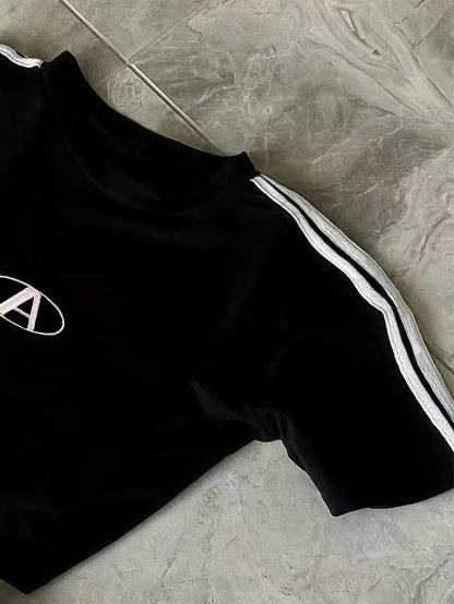Ensemble de sport deux pièces femme style athlétique tendance - Haut court et short assorti pour fitness et loisirs