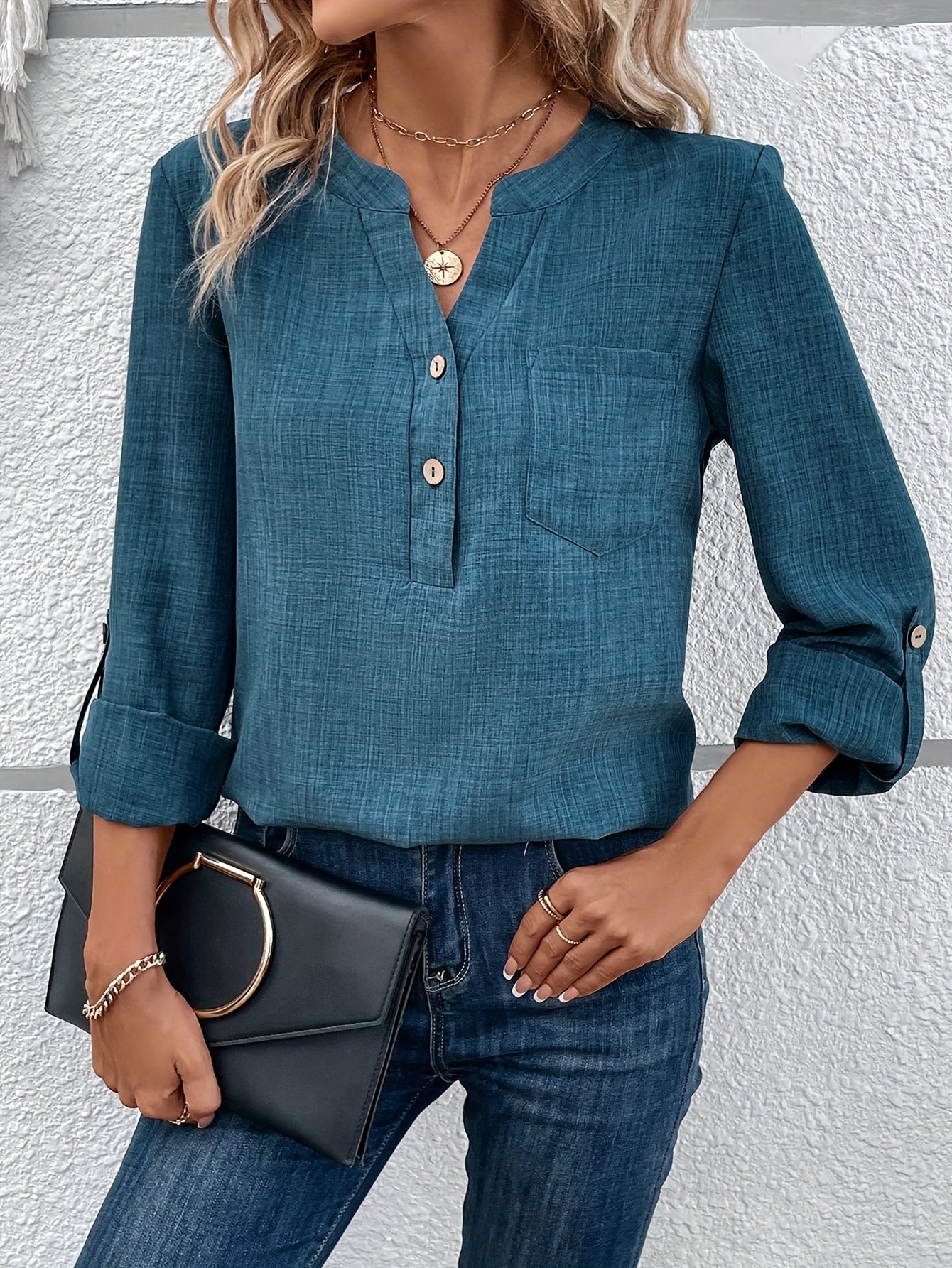 Elegancka damska bluzka z dekoltem w serek, zapinana na guziki, w stylu casual z kieszenią – idealna na co dzień i do biura