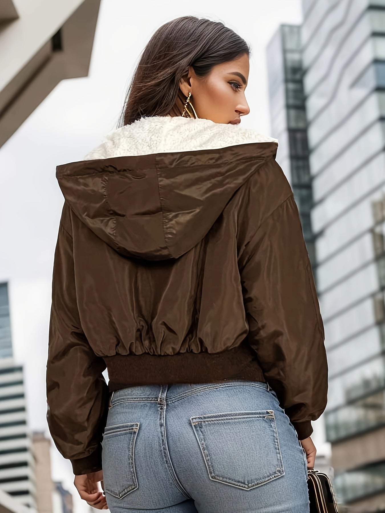 Blouson court femme marron avec capuche et doublure aspect peluche