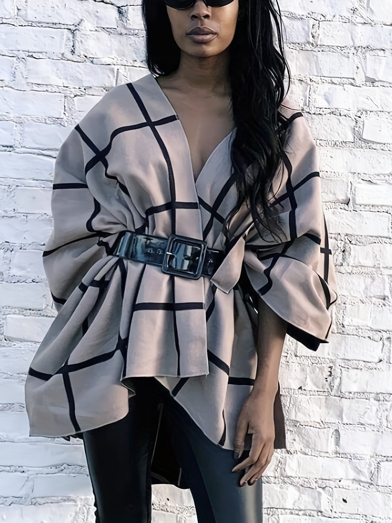 Poncho Réversible Femme Grille Noir et Beige Style Cape Élégante