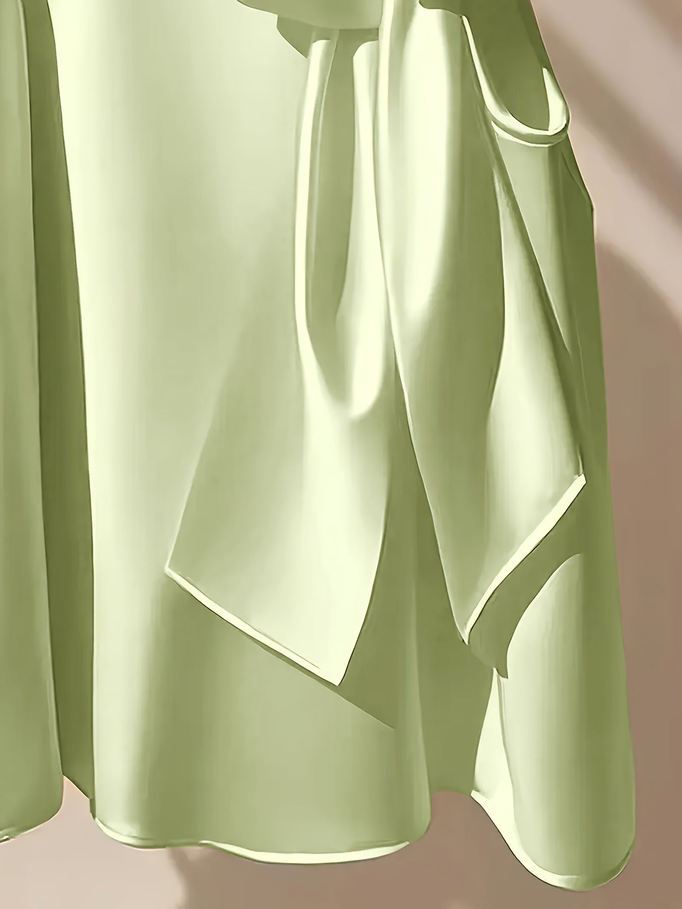 Ærmeløs damebluse i elegant stil med lavallière-krave og løs pasform til udflugter eller særlige lejligheder