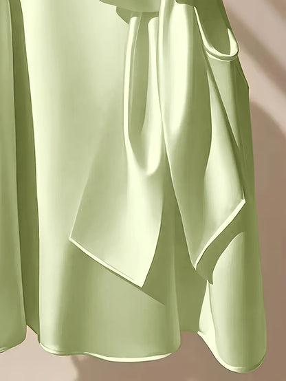 Ærmeløs damebluse i elegant stil med lavallière-krave og løs pasform til udflugter eller særlige lejligheder