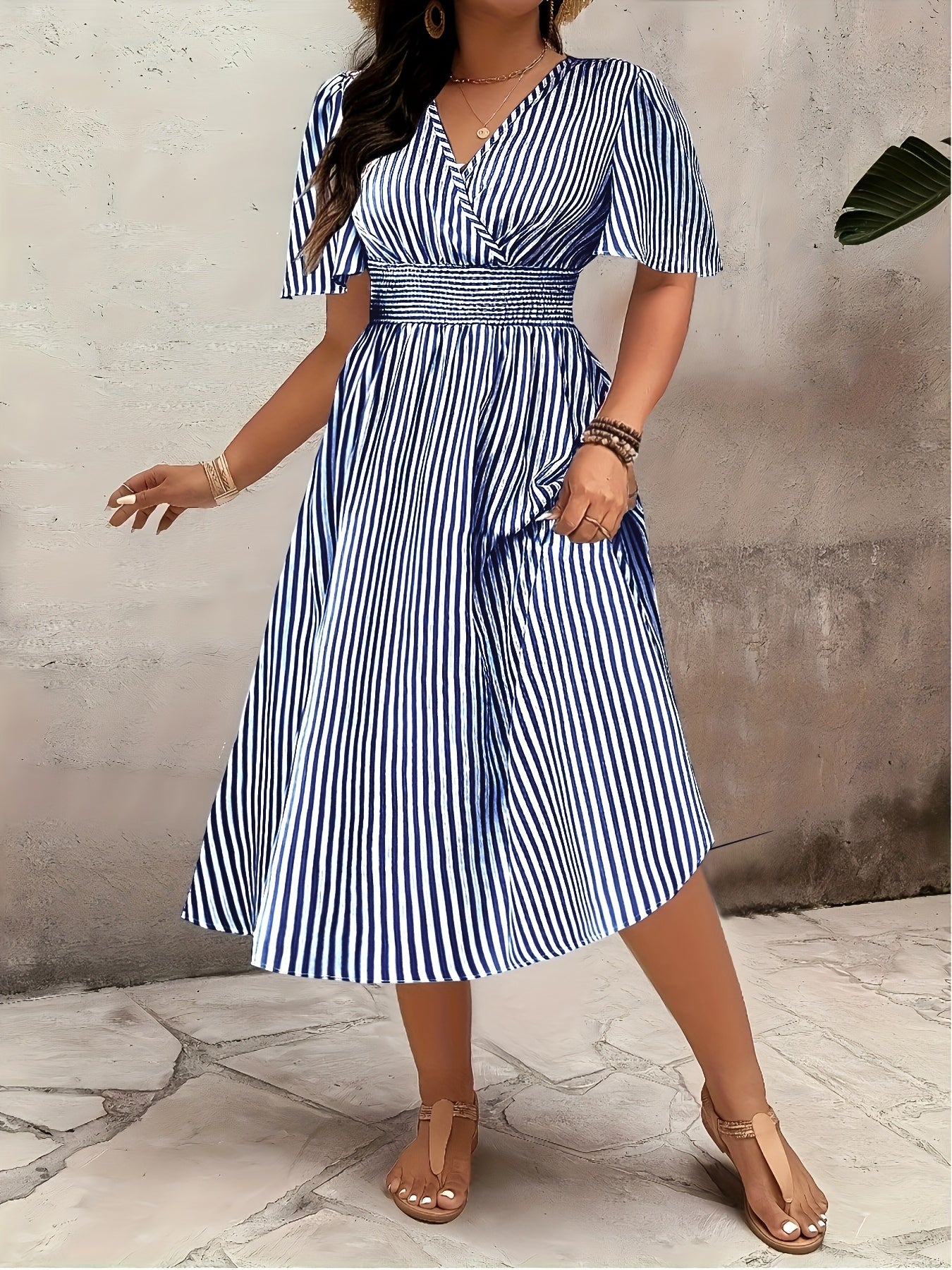 Robe élégante à rayures pour femme, style croisé et taille smockée, idéale pour les occasions spéciales