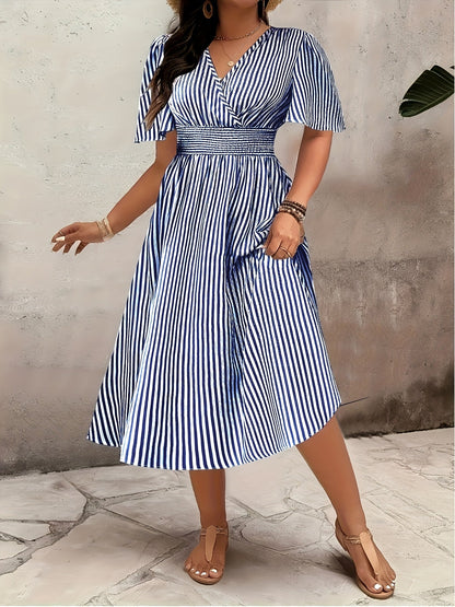 Robe élégante à rayures pour femme, style croisé et taille smockée, idéale pour les occasions spéciales