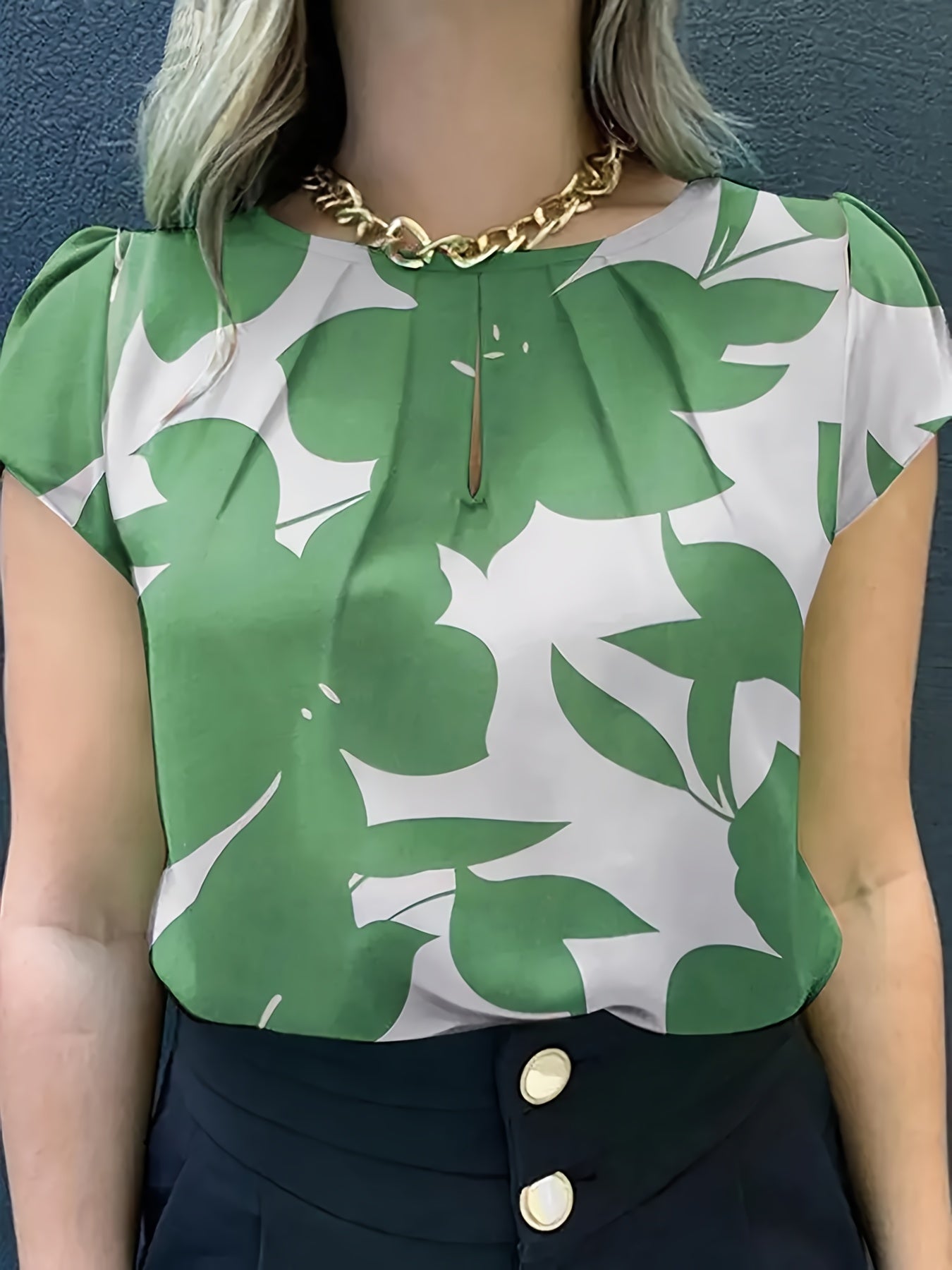 Elegant blus för kvinnor med abstrakt mönster, korta ärmar, chic stil för kontoret och utflykter