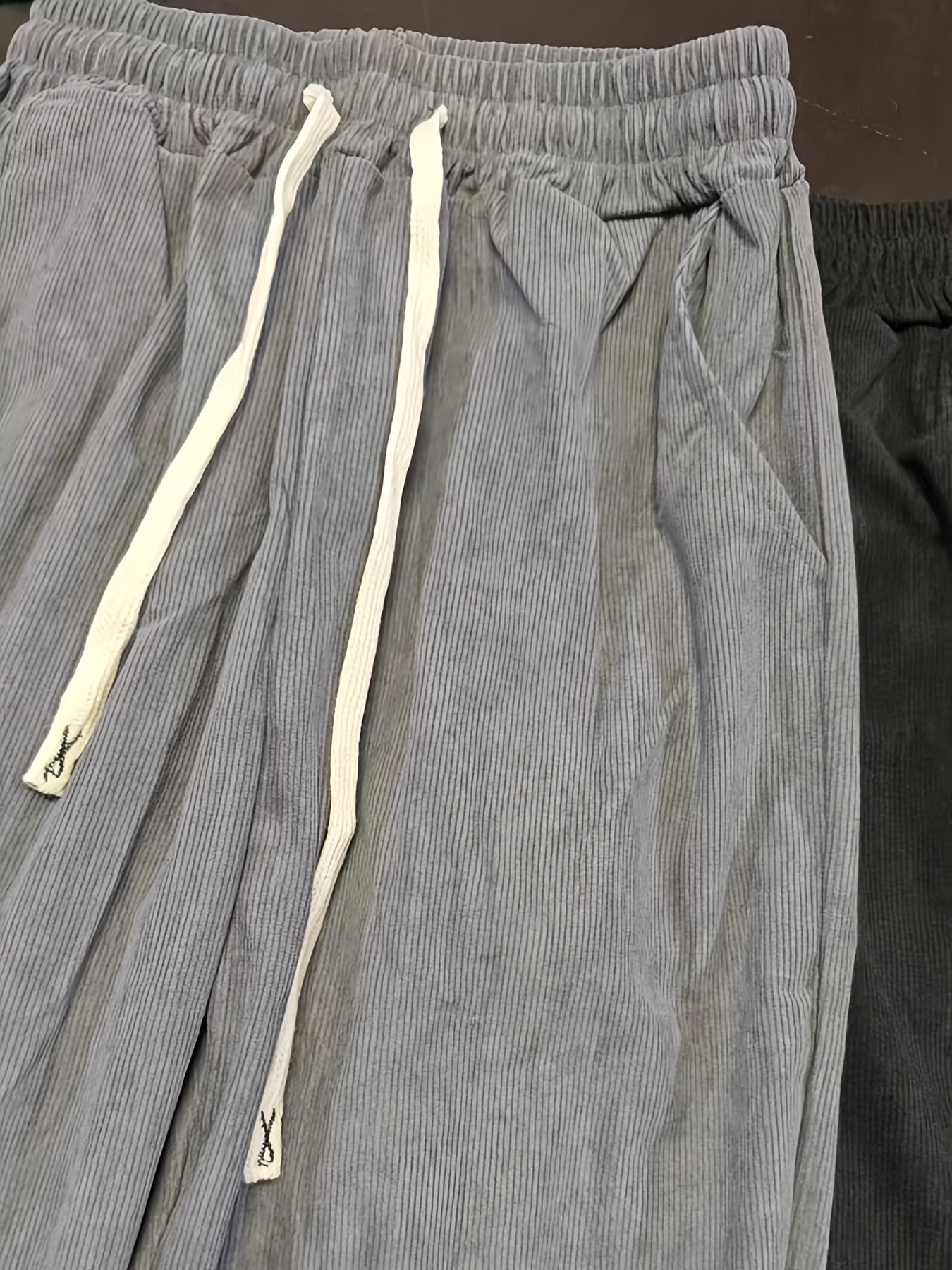 Herrenhose im modernen Stil mit Falten und verstellbarem Kordelzug für Entspannung und Stadt  