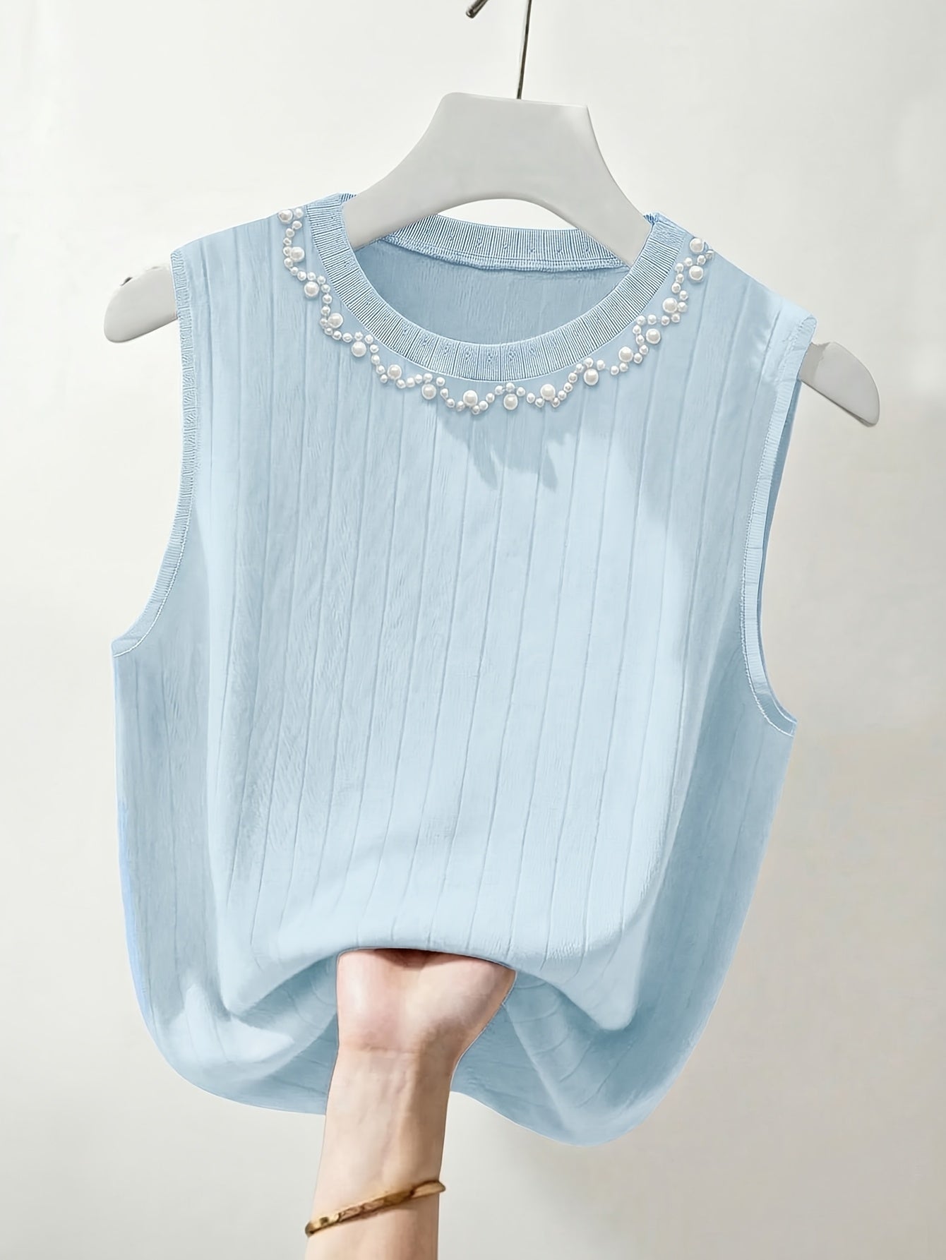 Elegante dames mouwloze top met parelmoerlook en ronde hals, geschikt voor uitgaan of kantoor