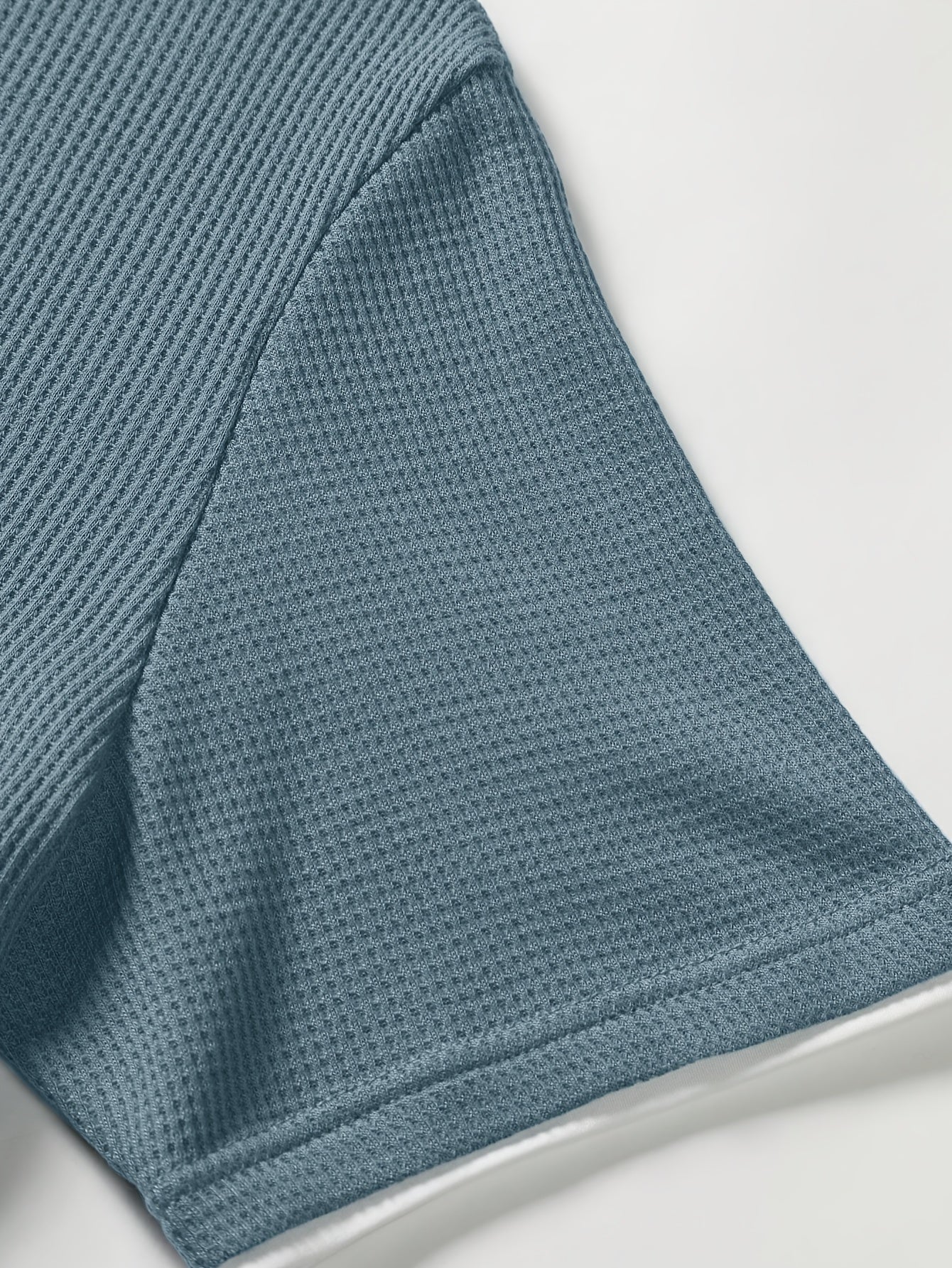 Lässiges Sommeroutfit Herren – T-Shirt und Shorts moderner Stil für Freizeit und Alltag