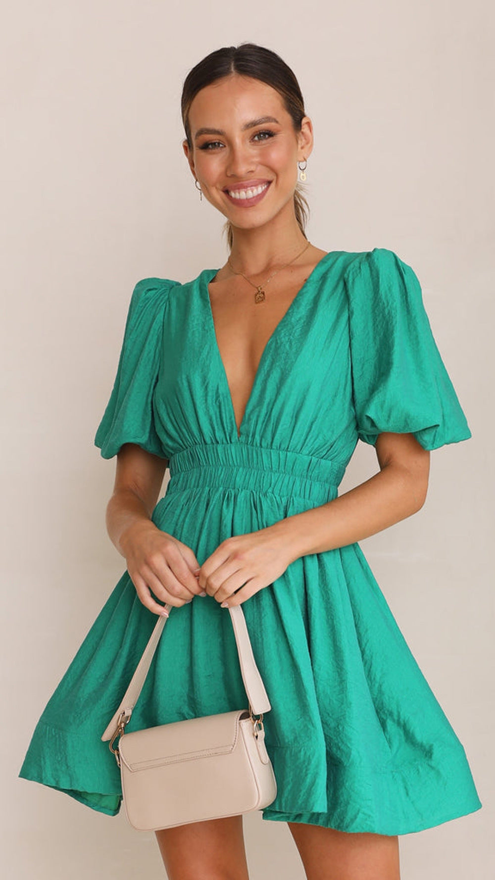 Marion – Vestido corto con mangas farol y cintura entallada