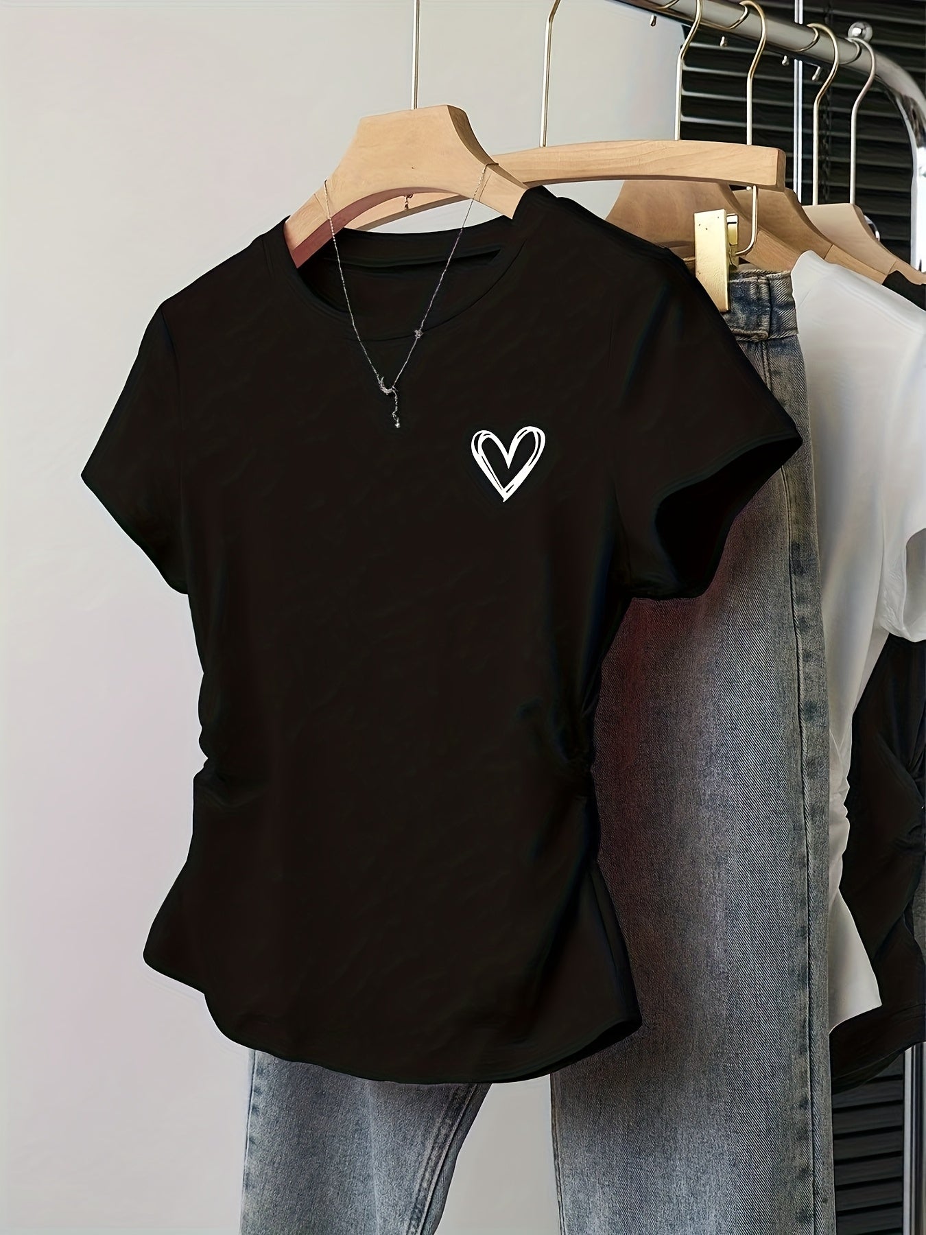 Dame T-shirt med tætsiddende pasform, hjerteprint, afslappet og trendy stil