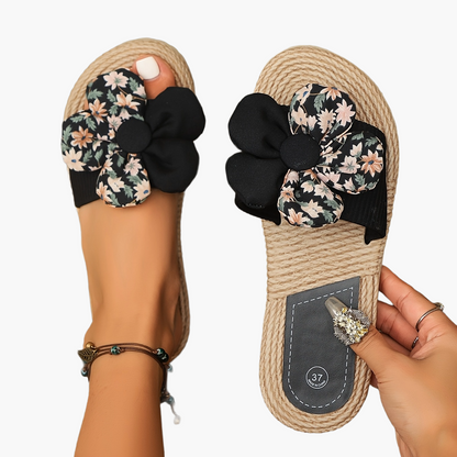 Damtofflor i espadrillestil med stor elegant blommig rosett för sommaren