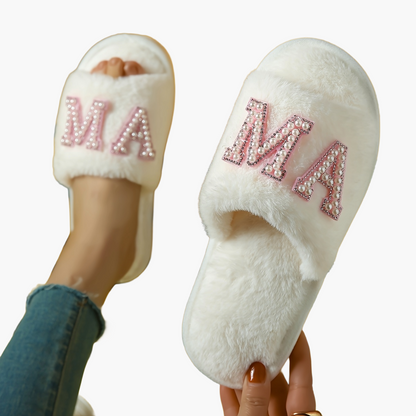 Kapcie damskie w stylu przytulnym z haftem 'MA' dla mamy – modne i wygodne do domu