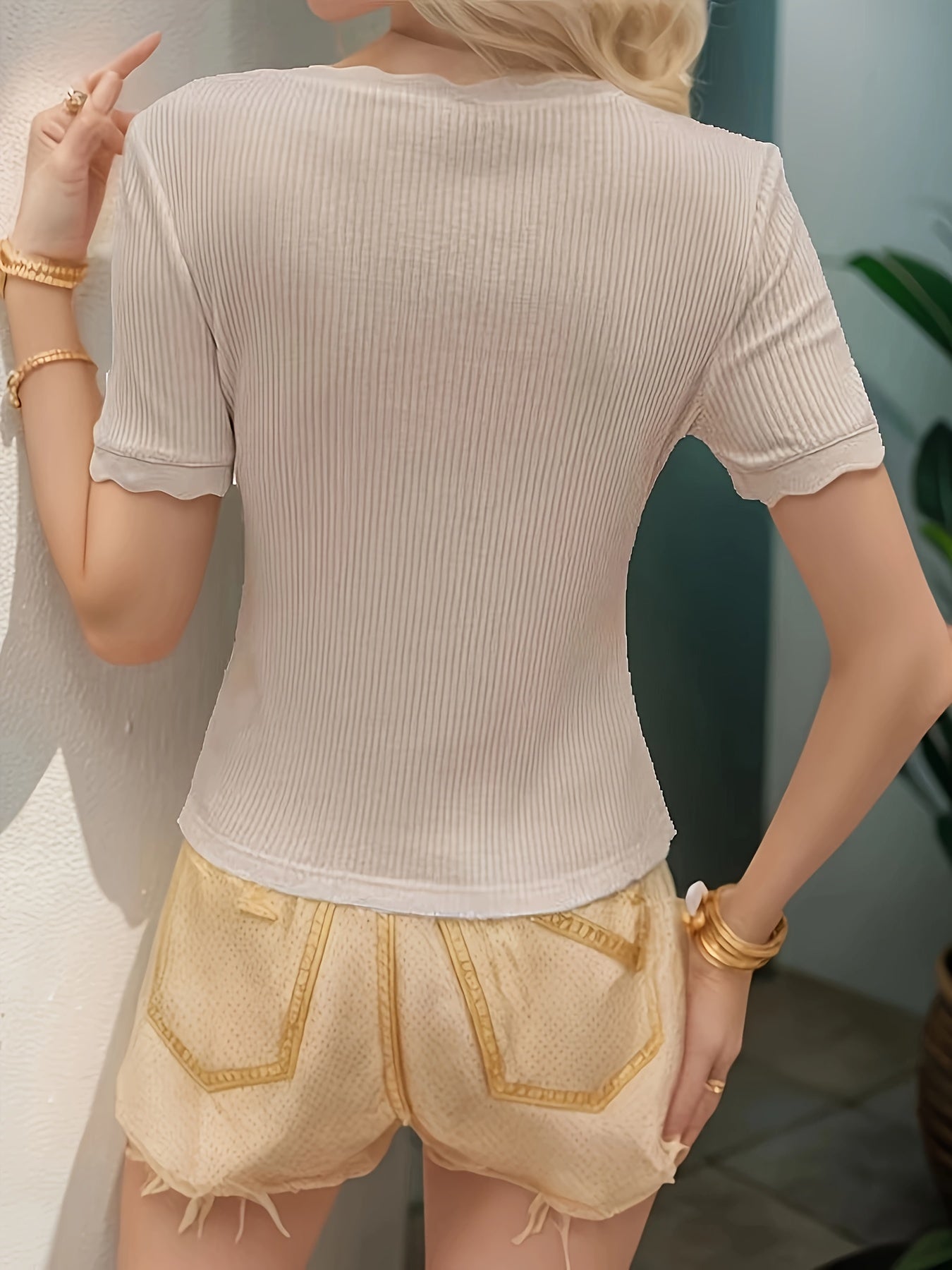 T-shirt til kvinder Elegant stil med bølget halsudskæring og korte ærmer til forår/sommer