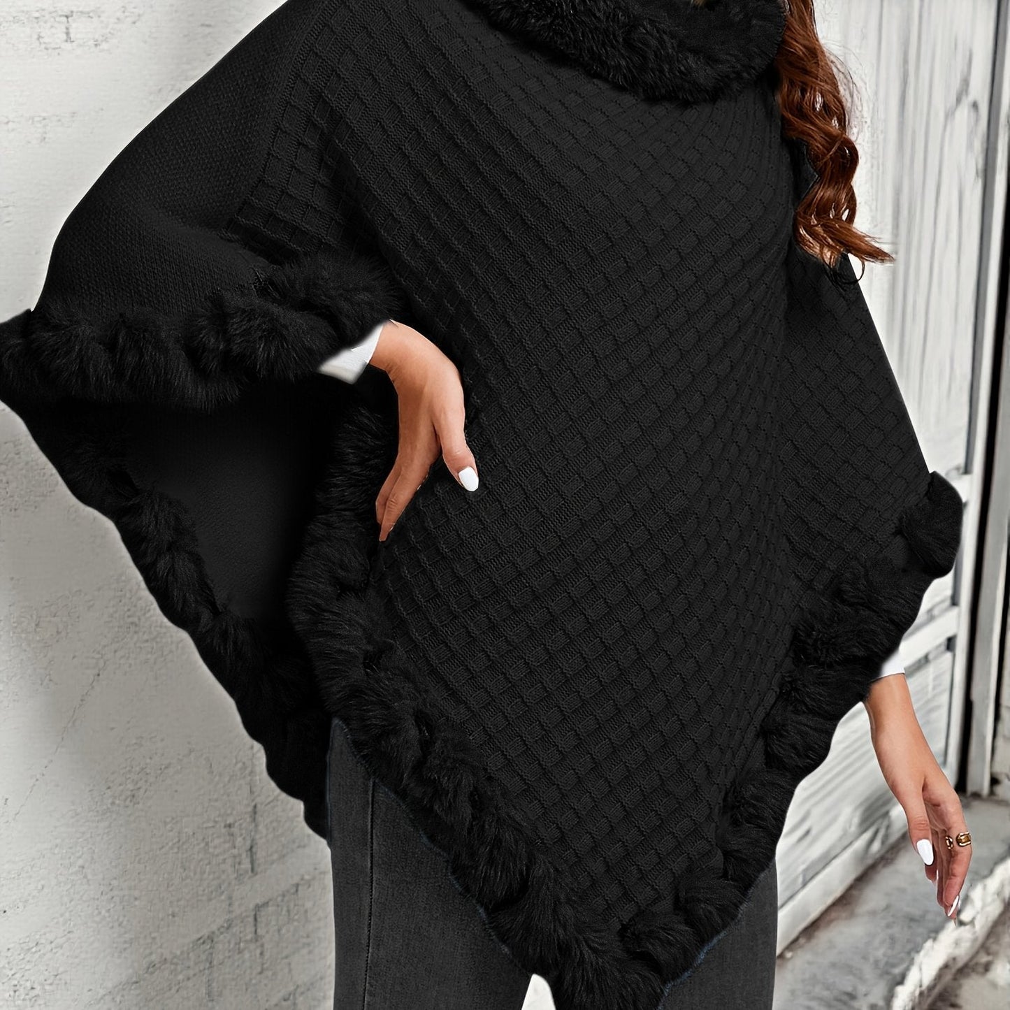 Poncho Femme Tricoté Motif Losanges Gris avec Bordure en Fausse Fourrure