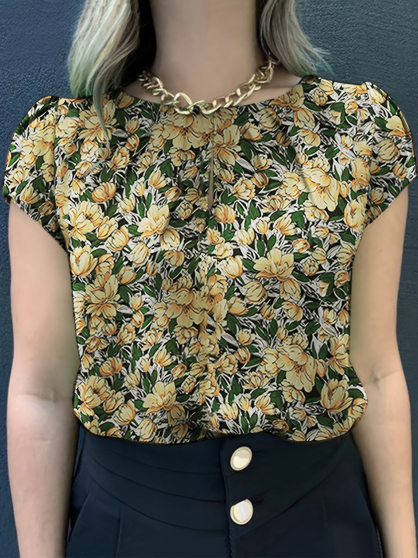 Blouse femme élégante à manches courtes style floral chic pour usage quotidien ou bureau