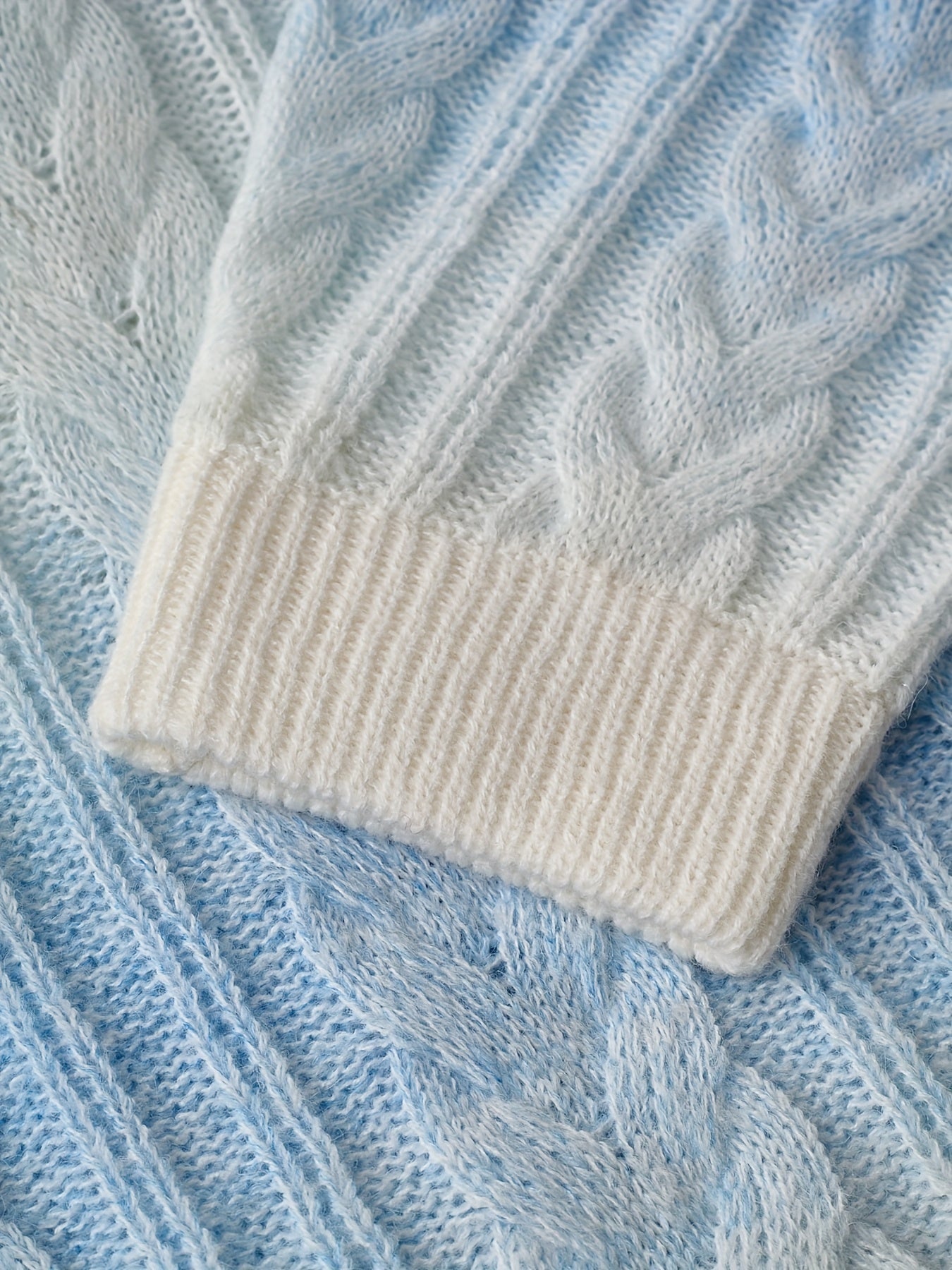 Pull en maille tressée bicolore bleu ciel et blanc col rond doux