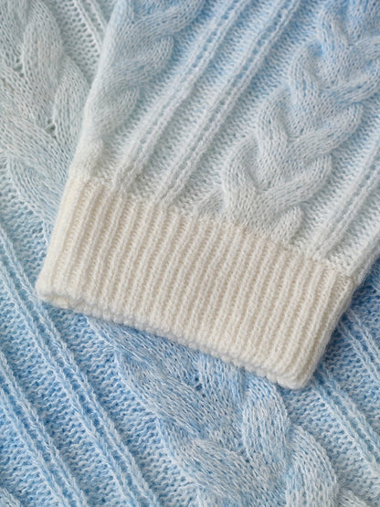 Pull en maille tressée bicolore bleu ciel et blanc col rond doux