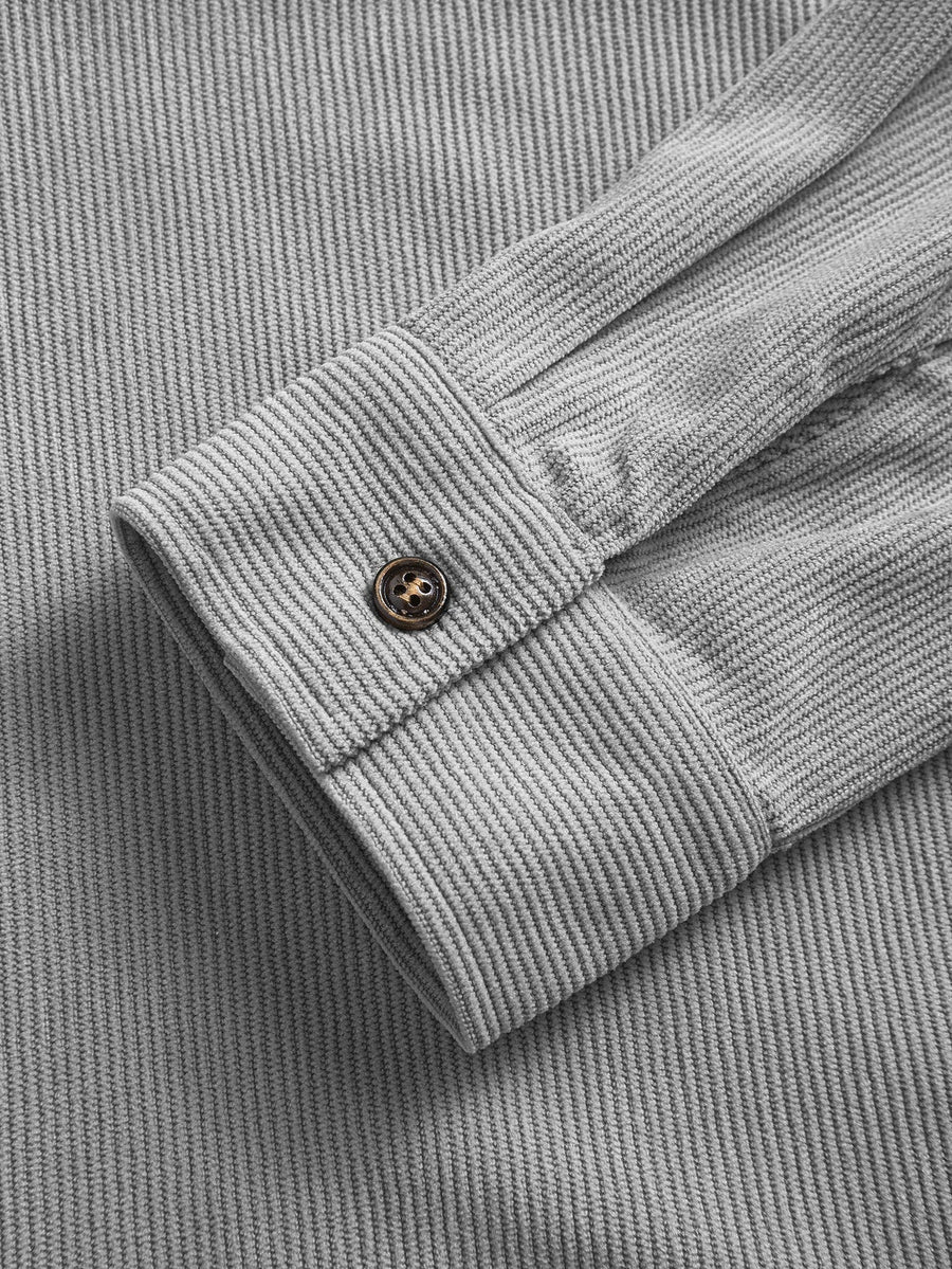 Herrenhemd im Overshirt-Stil aus geripptem Stoff mit Knöpfen und Brusttaschen